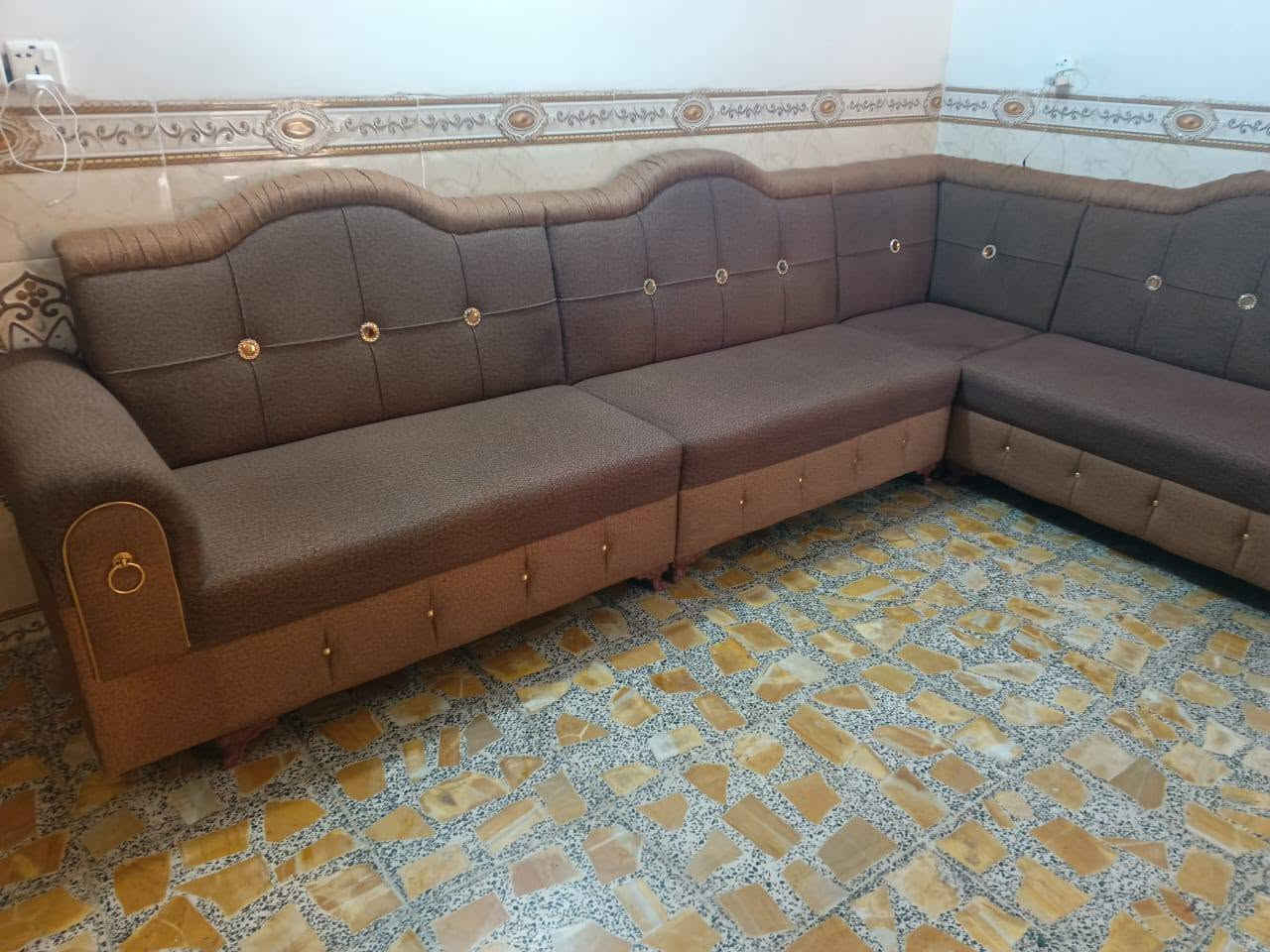 السلام عليكم تخم ديوان  ١١مقعد سعره ٣٥٠ وبي مجال بسيط نظيف جدا ما بيه أي ضرر مكاني البياع شرطة الخامسه هذه رقم اتصال وتساب ***********
