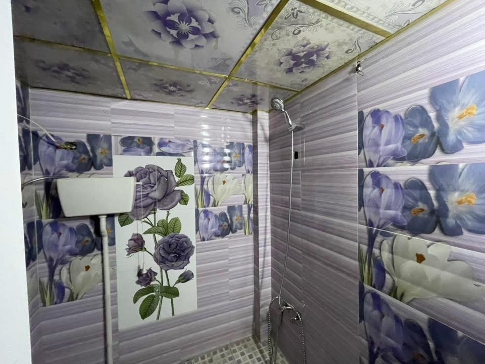 السلام عليكم شقه في حي العباس شارع السيده نرجس عامود 12 عن شارع بغداد 600 متر تبليط مجاري جهازه سخان ماطور ماء خط مولده طابقين 
تتكون من حمام تواليت عدد 2 شرقي غربي كاونتر مطبخ صغير غرفتين نوع صاله وسطح اجاره 325 بيه مجال قليل من تأييدمختار قبل السكن اي لستفسار مراجعه الصفحه او الاتصال على الرقم *********** @إشارة
