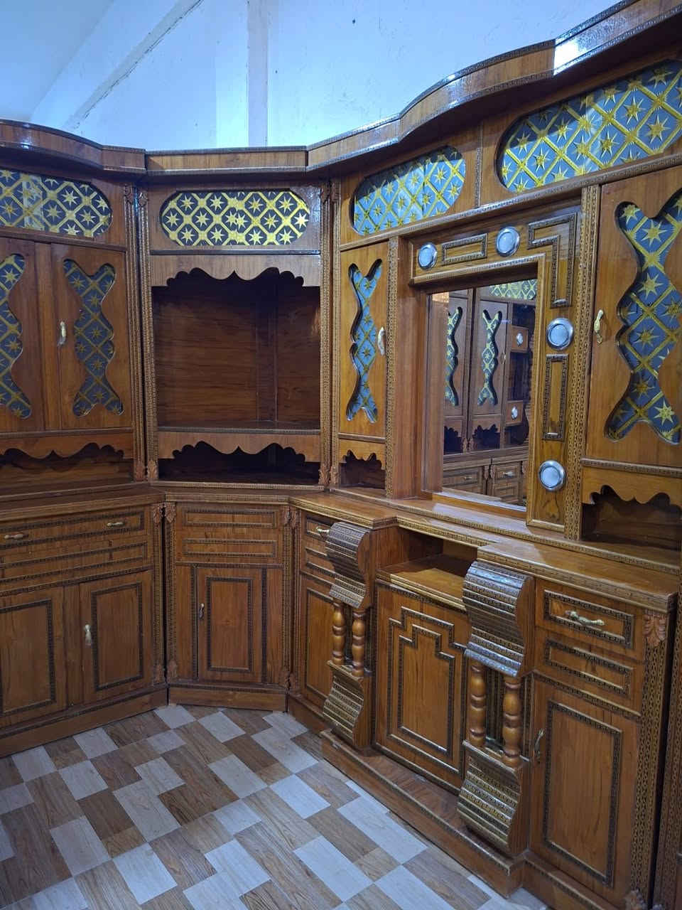 غرفه نوم مستخدمه قليل جداً
مكانه خمسه كيلو 
السعر مليون و300 
للاستفسار خاص او اتصل ع

***********
