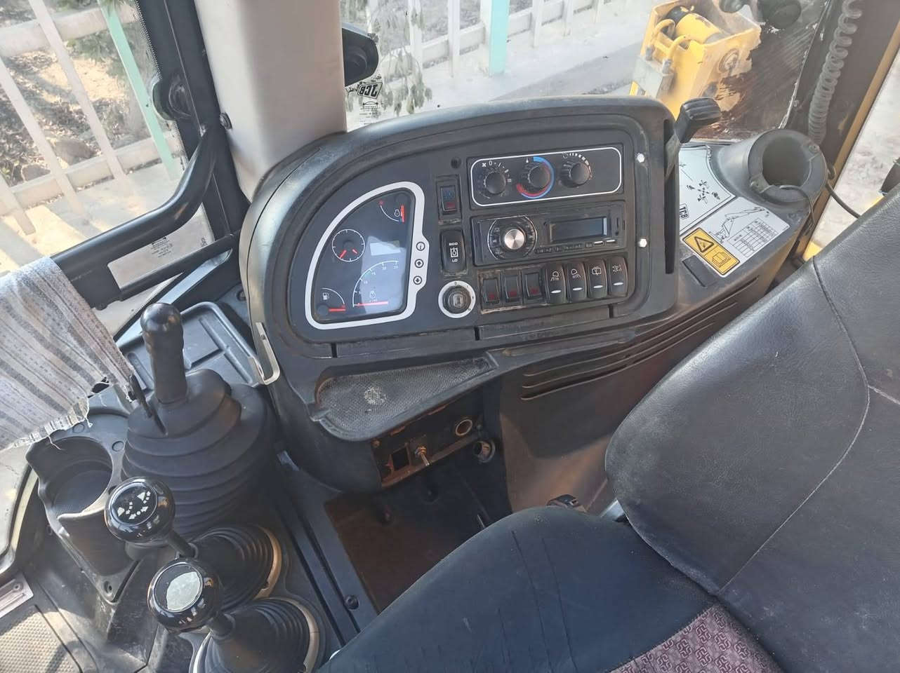 جي سي بي مديل 2014 جاهز الشغل رقم وسنويه اربيل بسم المالك  المكان البصره الدير والسعر خاص ***********
