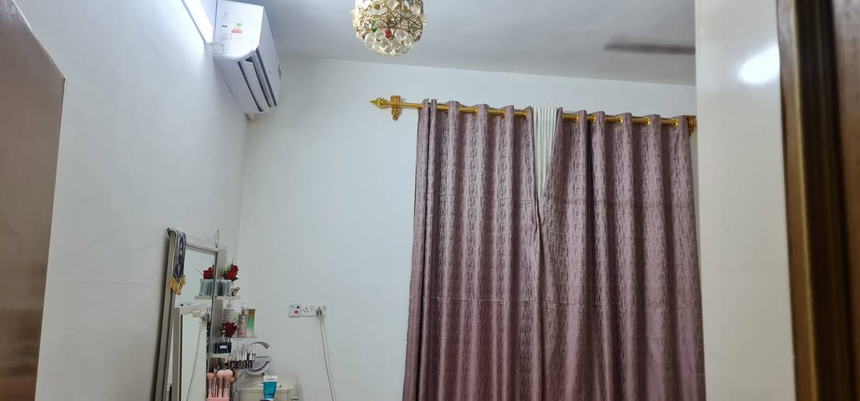 دار للبيع المساحة 700 متر طابو زراعي سند 25  الاساس كونكريت مسلح والبناء بلوك حد الشبابيك والبوب ويربطها رباط كونكريت مسلح والسقف عگاده ومغطى بمادة الايزوكام اظافة الى الدنگ والطارمه كونكريت مسلح  
الواجهه 18 والنزال 40 يحتوي على 
استقبال (4 * 9) 
2 غرفة نوم (5* 4)
صالة طعام (5 * 4)
صاله معيشة (12 * 4)
مطبخ (6 * 4)
كل ارضية البيت رفت ومن ثم بورسلاين لون واحد
الدرج كونكريت مسلح… 
حمامات داخليه وخارجيه سقف كونكريت مسلح 
يوجد ممر حول البيت والترك الخلفي (4 * 15)
كراج يتسع لثلاث سيارات
ملاحظه نصف اثاث البيت 🏠 4 سبلت ديوان كامل من ضمن البيت للاستفسار اكثر مراسله الصفحه او الاتصال على الرقم ***********
