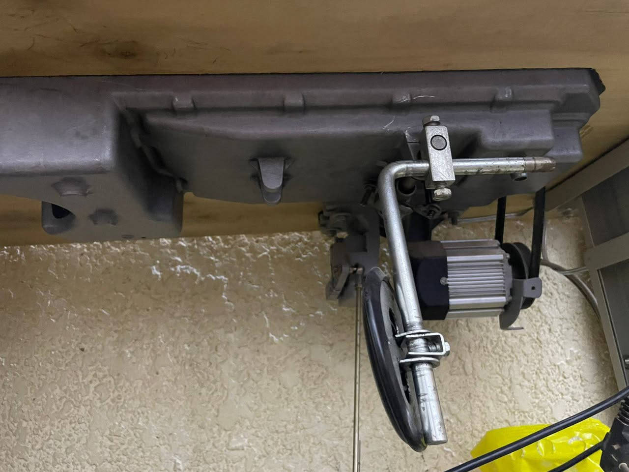 للبيع مكينه خياطه برذر باب اول مشتغله شي جدا قليل (ساعات فقط) ماطور كاتم اقتصادي السعر 250
للتواصل  *********** يوجد توصيل بغداد
