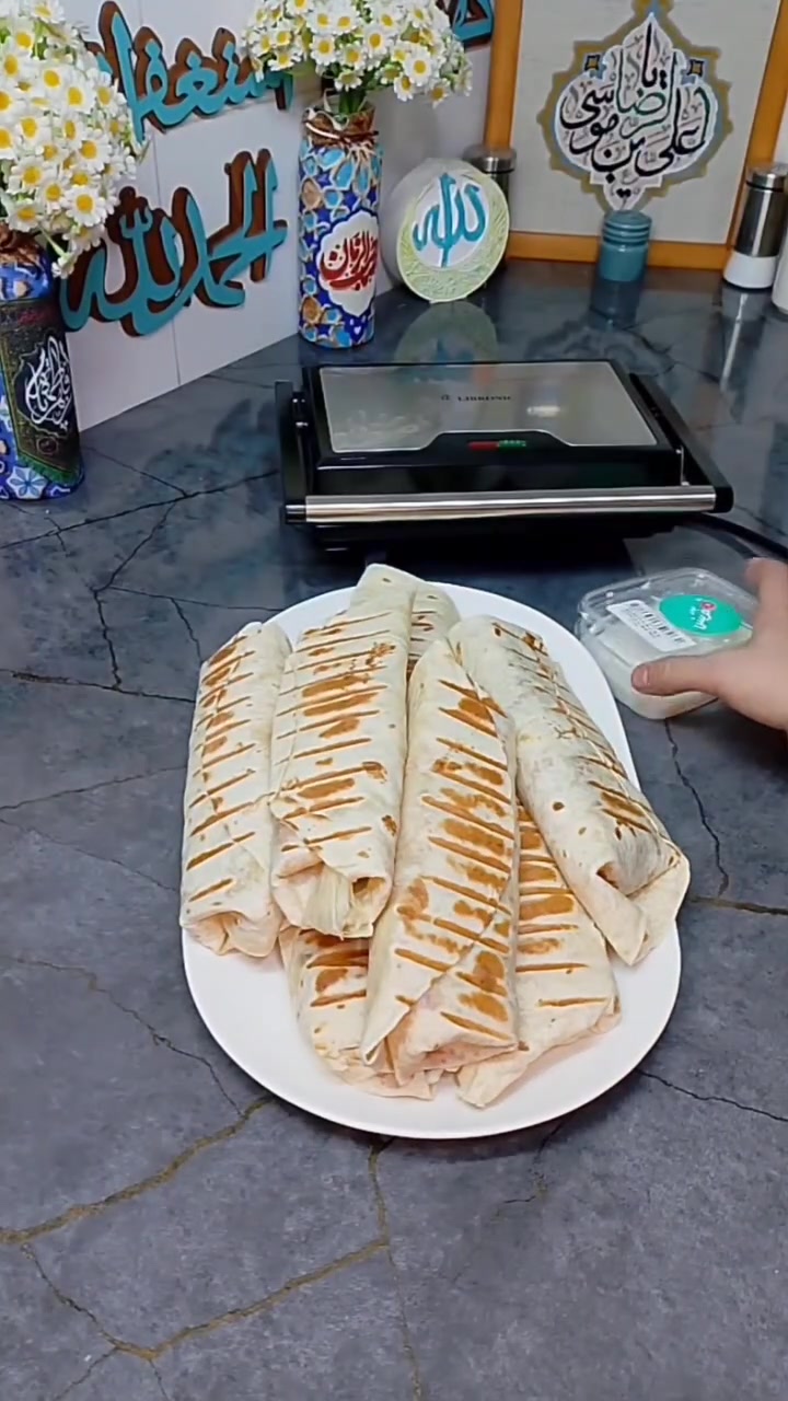 🔥 ودّع الانتظار واستمتع بوجبات ساخنة في دقائق! 🔥
إذا كنت تبحث عن كابسة طعام عملية، سريعة، وعملية للاستخدام اليومي، فإن كابسة الصاج LIBRONIC – موديل LC-5016 هي الخيار المناسب لك.

✨ المميزات:
✅ تسخين سريع وأداء قوي
✅ ألواح تسخين مانعة للالتصاق لسهولة الاستخدام والتنظيف
✅ زاوية فتح حتى 90°
✅ قفل لتثبيت الطعام أثناء التحضير
✅ ضمان لمدة سنة من تاريخ الشراء

📋 المواصفات:
🔸 القدرة: 1300 واط
🔸 أبعاد لوح التسخين: 11 × 23 سم
🔸 أبعاد المنتج: 10 × 22 × 26 سم
🔸 أبعاد الغلاف: 11 × 25 × 29 سم
🔸 رقم الموديل: LC-5016

🥪 حضّر التوست، السندويشات، والوجبات الخفيفة بسرعة وبنتائج شهية كل يوم.

مع كل هذه الميزات السعر فقط 25 الف دينار و التوصيل مجاني!! 

📩 راسلنا الآن للطلب والاستفسار على الماسنجر او واتس اب علي هذا الرقم (***********)، الكمية محدودة
