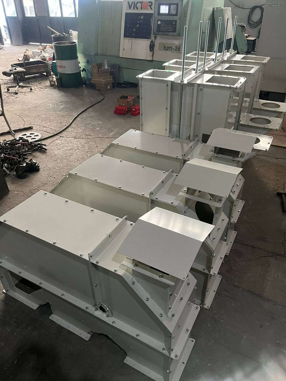 ٣ مصاعد عمودية (ابراج) اليفترات لنقل البذور والحبوب والذرة الصفراء جديده للبيع ينقصها الماطورات فقط الطول الكلي ٩٠ متر وعرض ٤٠ سم مع الحزام والطووس سعة النقل ٩٠ طن بالساعة بسعر مغري جدا وجاهزة للتحميل مباشرة ...للاستفسار الاتصال على الأرقام التالية 
***********
***********
