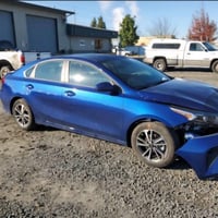 للبيع كيا فورتي 2023 وارد امريكي محرك 2000 دوش  ضرر بسيط فقط بنيد مصبو...