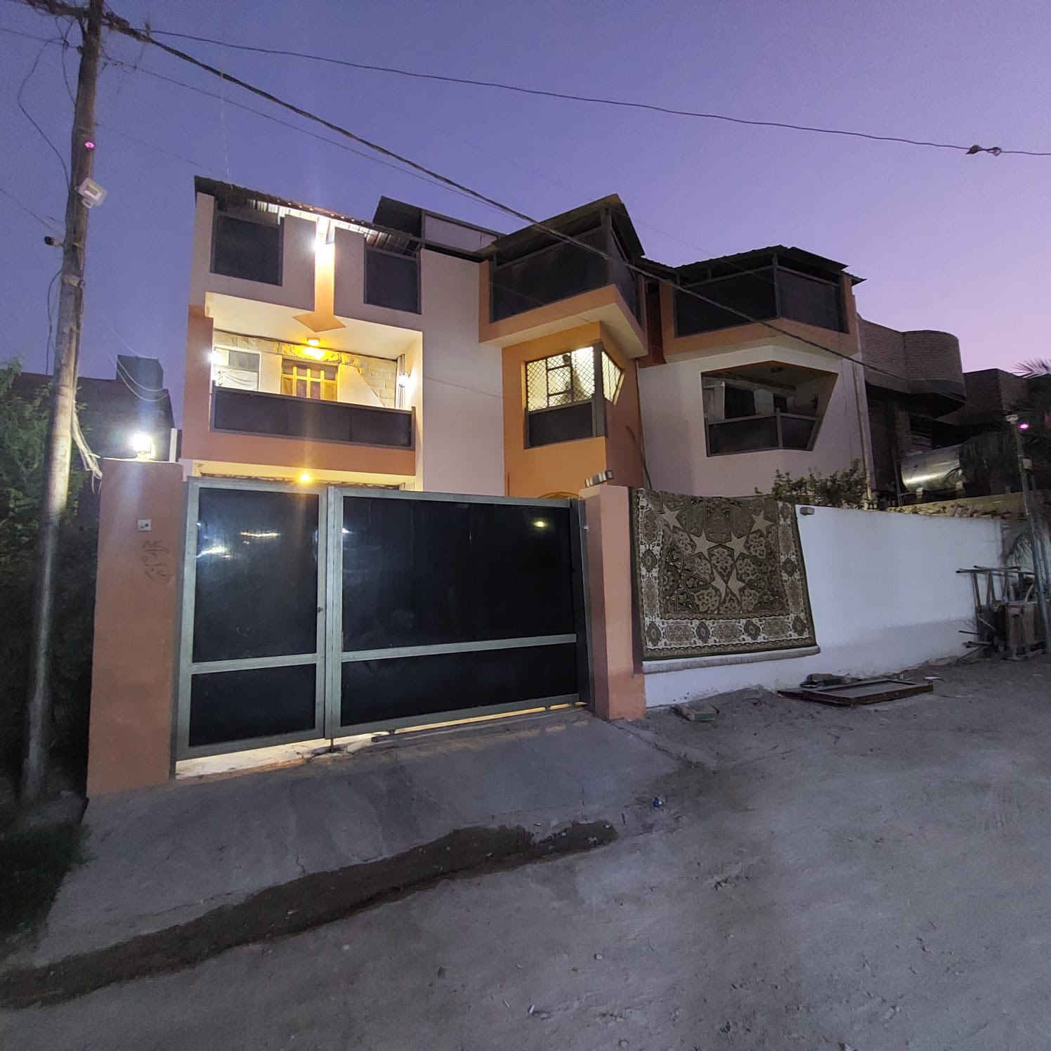 🏠  بيت للبيع في الفلوجة – حي العسكري

📍 الموقع:
بالقرب من أسواق عمر توحة، وقريب من معهد المتميزين.

▫️ المساحة: ٢٧٠ متر
▫️ الواجهة: ١٥ متر
▫️ النزال: ١٨ متر
▫️ الشارع: ١٢ متر

🔹 يتكون البيت من:

* استقبال
* هول
* مطبخ
* صالتين
* ٤ غرف نوم
* ٣ دورات مياه

💰 السعر: ٣٠٠ مليون دينار عراقي
📌 السعر قابل للتفاوض وبـيه مجال

📞 للاستفسار  الاتصال على الارقام التاليه 
***********
***********
***********

 #استثمار #ابوميلان #الفلوجه #ا #عقار

