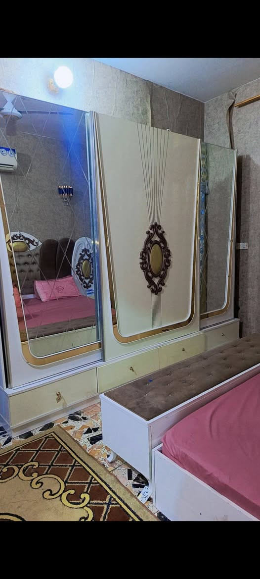 السلام عليكم عندي غرفة نوم تركية للبيع الضرر فقط الجرباية خربان الخشب الجواهة وجرباية اطفال حديد طابقين ثنينهم ب٣٥٠ الشراي ***********
