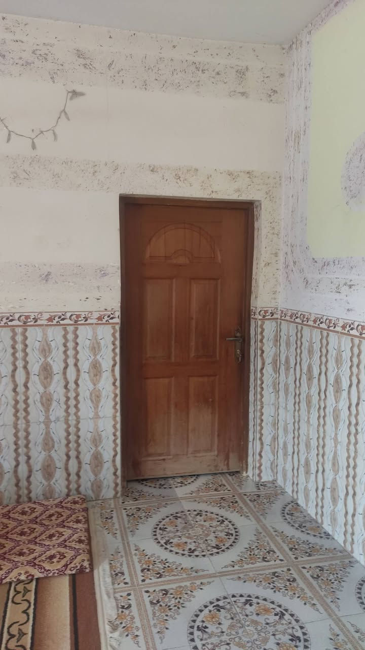 للبيع بيت منطقه ابو غريب الحصوه مساحه 100 متر مربع بالسند بس بالواقع اكثر تطلع 130 متر  تفاصيل اكثر خاص   سعر 85 وبيه مجال بسيط تواصل خاص او على رقم ***********
