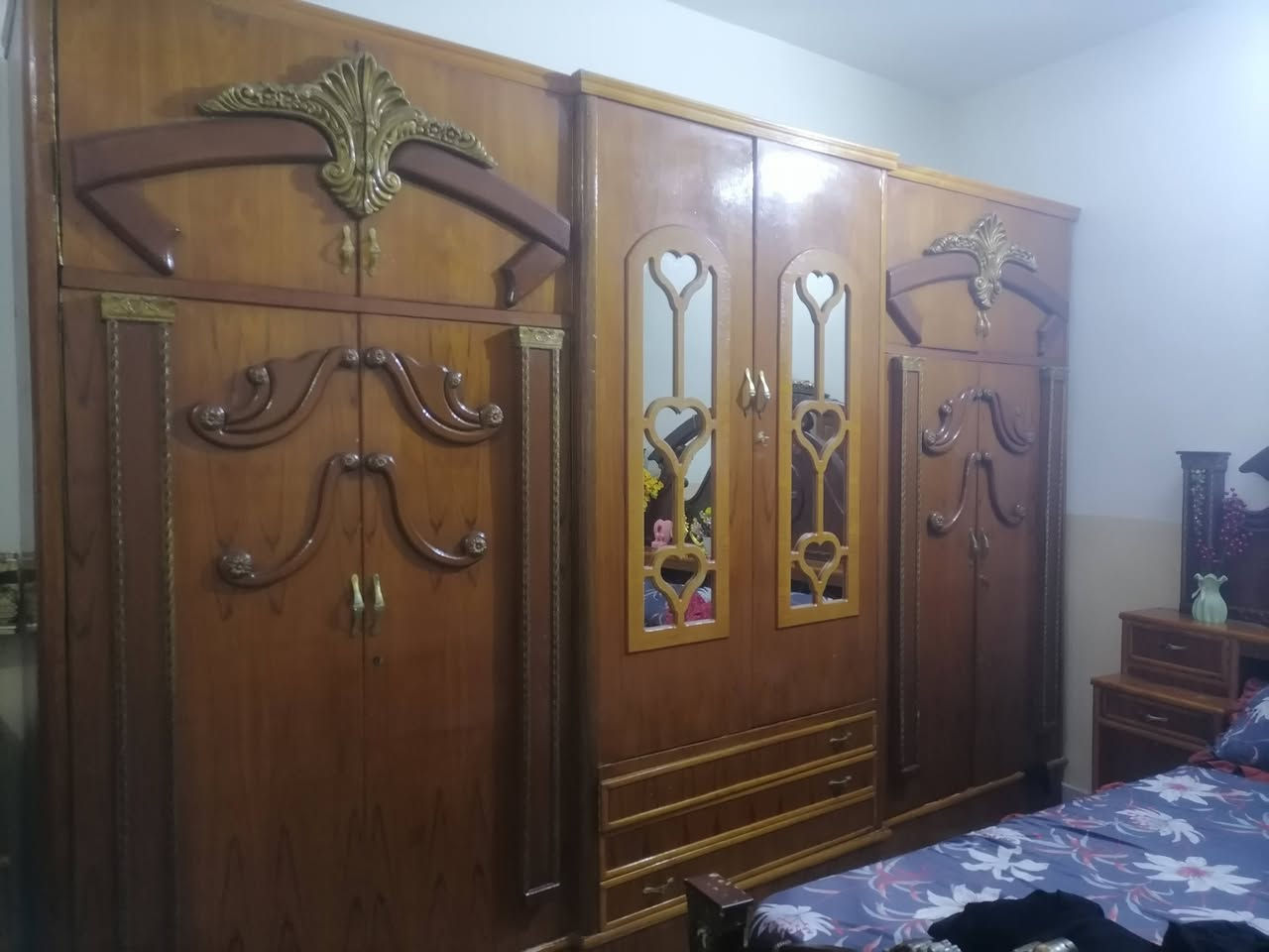 غرفه اخشاب  قاطين نضيفه ٨٠٪ المكان بهرز و الشراي بي خير و يدلل  الرقم ***********

