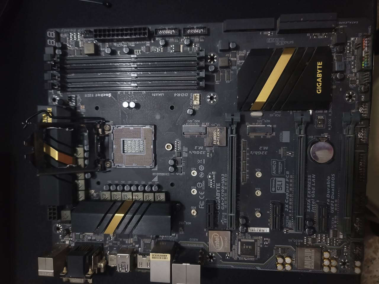 السلام عليكم
عندي هذا البورد والمعالج بيه كرت مدمج 
i7-6700k 
بورد z170x

البورد شنو قصته البارحه جان شغال طبيعي فتحت الكيس ونضفته ونضفت المعالج والبورد وكل الغراض وجيت احط المعالج لكيت اثنين بن مكسورات ما اعرف وينهم حطيت المعالج وشغلته جان يصير يشتغل ويطفي ويضل هيج ما اعرف ليش وما اعرف شوكت انكسرن اصلا

المعالج شغال ١٠٠ بل ١٠٠ مضمون بيه كرت مدمج

الي يريدهم يراسلني خاص يحط سعر وتدلل والي يريد يجيني 
مكاني بغداد الدوره حي 
7748406454 بيه واتس فقط


**إذا كنت صاحب هذا الإعلان وتريد حذفه لأي سبب، رجاءا أرسل رسالة إلى الدعم الفني**