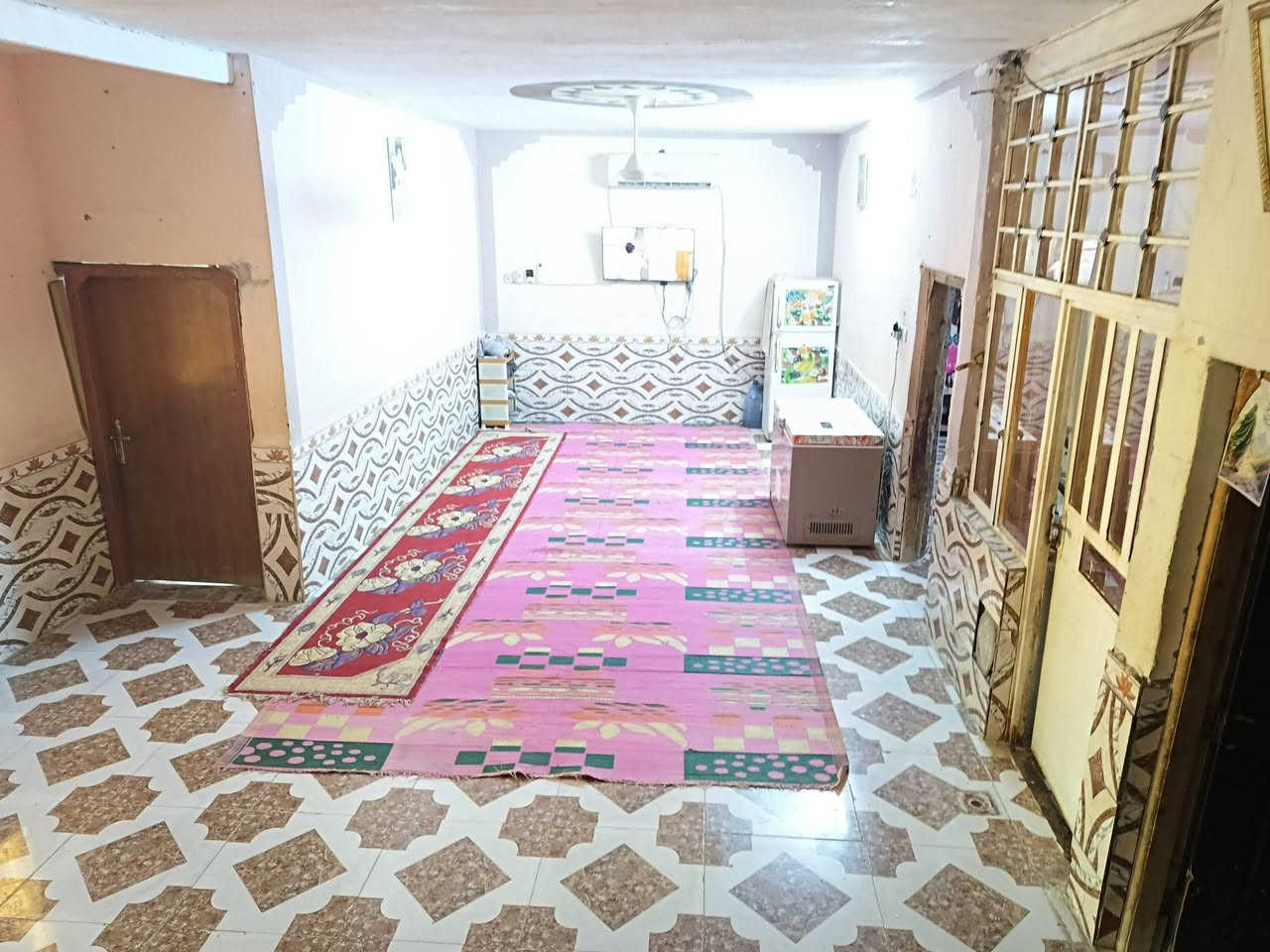 السلام عليكم
بيت للبيع حي الرحمه الأولى قرب الشارع العام قرب مضيف خفاجه مساحه البيت 250 البيت يتكون من ساحه كبيره و استقبال و صاله كبيره وحمام 2  فوق وتحت و مطبخ حار و مطبخ بارد ويتكون من 4 غرف
الاستفسار أكثر الاتصال على الرقم ***********
