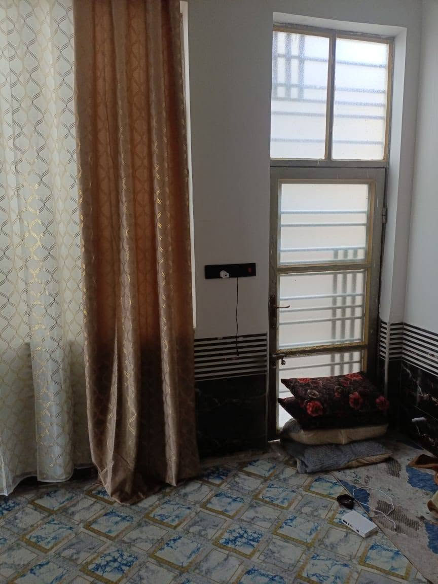 منزل للبيع في المحاويل حي السلام قرب مدرسة الفاو الابتدائية المساحة 300 متر طابو زراعي سند 25 بناء حديث عام 2025 توجد كافة الخدمات ماء كهرباء مولد المنكقة ذهبي السعر 55 قابل  للتفاوض باقي التفاصيل يرجى الإتصال على الرقم التالي واتساب *********** و اتصال ***********
