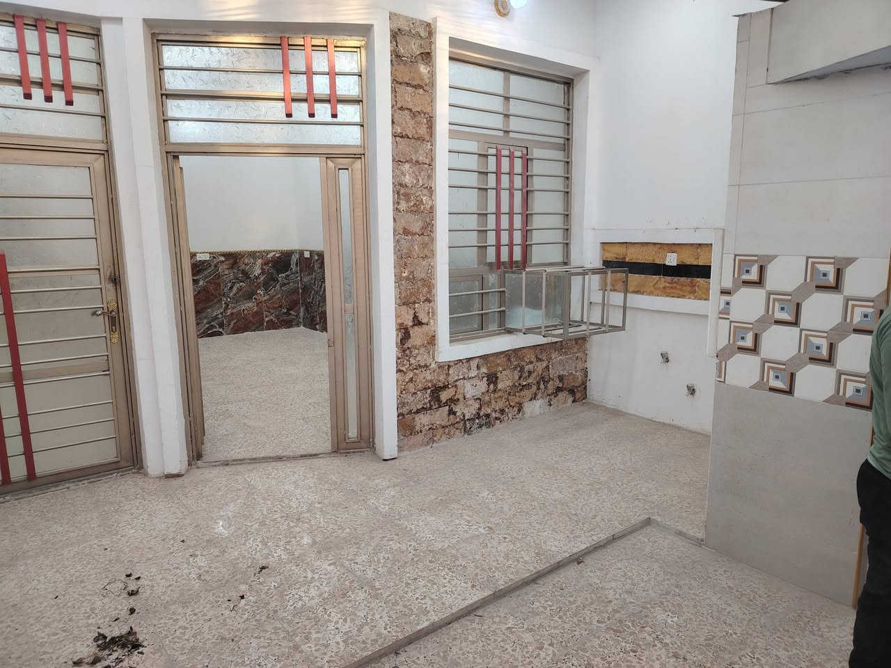 السلام عليكم يوجد بيوت لايجار طابق واحد واكو طابقين العنوان الزعفرانيه مقابل القريه الشماليه قرب مول عقيل قريب علئ الشارع العام لاستفسار *********** فقط
