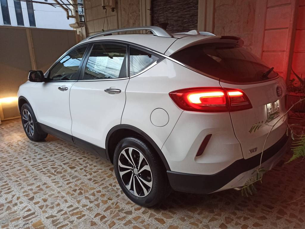 سيارة X80 Faw بيستون صيني المنشأ بامتياز Suv
شركة المجرة.
مواصفات 1/1
باقي عليها سنة اقساط للمصرف استقطاع الكتروني (ماستر كارد)  رقم بغداد الماني صاحبها الشرعي  بالموصل وكالة عامة من صاحبها الشرعي موظف . 
موديل 2021
سعة المحرك 2000 دوش 
كير أوتو 6نمرات
ماشية 90 الف
مكيف ديجيتال لمس.
نظام مراقبة حرارة الخارج
مرايات  شفط كهربائية تحتوي اضواء إشارة.
مقاعد كهربائية جلد.
مقاعد تدفئة.
تحكمات مقود جهتين
مثبت سرعة.
شاشة لمس 11 بوصة.
بصمة تشغيل داخلية 
بصمات خارجية للابواب.
فتحة سقف بانوراما.
نظام فرامل دسكات امامي خلفي.
نظام توزيع قوة الكبحABS.
حزمة الثباتEBD.
تقنية ESP +TCS الإلكتروني
وسائد هوائية عدد 2.
كاميرا خلفية دوارة.
حساسات امامية خلفية.
مانع سرقة.
نظام  TPMS لقراءة هواء الإطارات.
سايد بريك بصمة.
ويل كروم.
لدات زينون وكشاف ضباب .
8 مكبرات صوتية عالية الدقة .
كومبيوتر رحلات.
سيارة كلش راقية وبكفالة عامة مع كافة الضمانات ... السعر النهائي 100 للاستفسار *********** موصل, نينوى
