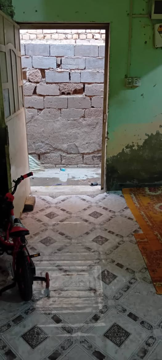 السلام عليكم بيت للبيع الديوانيه حي الامين  خدمات كامله ماء مجاري ارصفه تبليط كهرباء النزله الساده الفؤاديين مساحه 200 غرفتين وصاله وبراني ومطبخ وصحيات داخليه وصحيات خارجيه السطح اشتايكر بيت جاهز للسكن سعر 55وبيه مجال رقم *********** وحياكم الله
