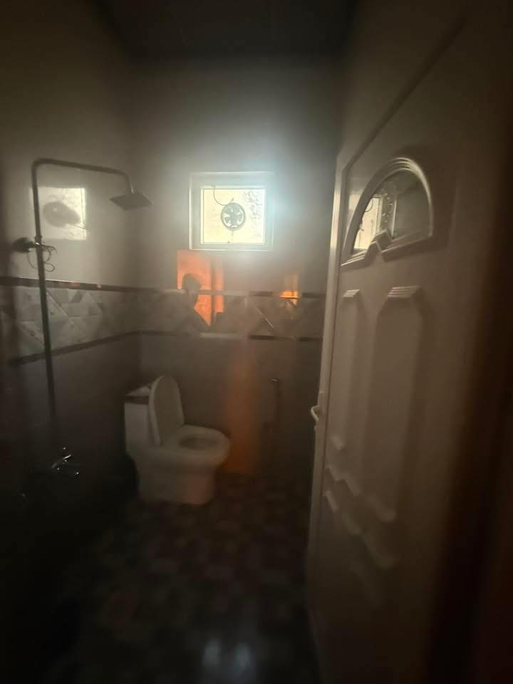 شقة للايجار في حي المزارع سعرالايجاره ٢٠٠ الف قفل                                                            تتكون من  ( استقبال-عرف نوم- صحيات - ومطبخ ) بناء 2023 التواصل على الرقم التالي:*********** /***********
