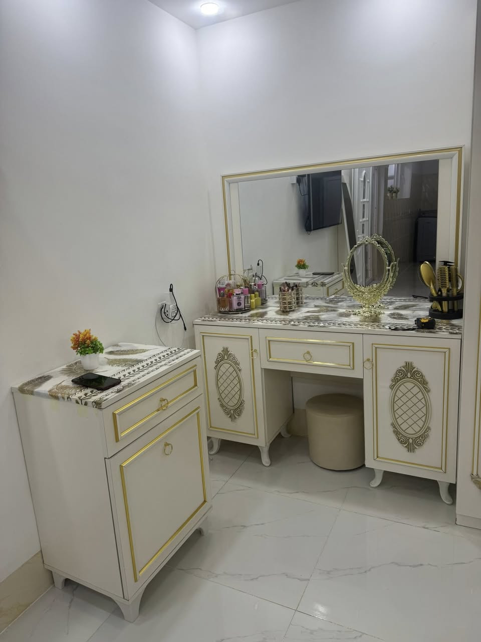 سڵاو تاقم ئێڵ و تاقم نوستنی ٩ پارچە بۆ فرۆشتنی خێرا
تاقم قەنەفەی ئێڵ ١٠ نەفەری  لەگەڵ سەرقەنەفە ڕەشەكەی

بێ دڕاو بێ  سوتاوی  بێ شكانی دار بێ تەپینی ئیسفنج

ئیسفنجی ١٠ سانتیم مومەیەز ئەوەل  لەگەڵ ٤ گۆشە بێ تەپڵەك

١ساڵ و نیوە كڕاوە

{نرخی 200 هەزار قفڵی}

تاقم نوستنەكە ٩ پارچەی

 توركی

پێكهاتوە لە 

١كانتۆرێكی ٦ تاك

١ مێز تەوالێت

١ ئاوێنەی درێژ

١ سیسەم و ئیسفنجی لەگەل هەدێیە

٢ كۆمۆدی ئەملاو لای سیسەم كە گڵۆپی لیدی هەیە

١ بەر سیسەم

١ مێزی تاك

١ شوێن دانیشتنی مێز تەوالێت

ڕەسمی هەموویان دانراوە

{سعری قفڵی ٥٠٠ هەزار}

شوێن سلێمانی ئیبراهیم احمد


**إذا كنت صاحب هذا الإعلان وتريد حذفه لأي سبب، رجاءا أرسل رسالة إلى الدعم الفني**