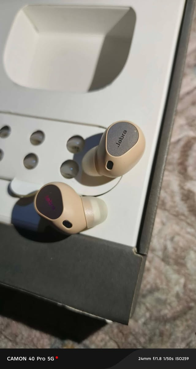 🎧 Jabra Elite 10 Gen 2.. طاقة جبارة وصوت خيالي!
​لا تكتفِ بالاستماع فحسب، بل عش التجربة مع أحدث جيل من "جبرا"، المصمم ليواكب يومك الطويل دون انقطاع.
​🔋 ثورة في البطارية والشحن:
​36 ساعة من المتعة: إجمالي عمر بطارية يصل إلى 36 ساعة (عند إيقاف عزل الضوضاء) و 27 ساعة (عند تفعيل العزل).
​شحنة واحدة تكفي: استمتع بـ 6 ساعات متواصلة من الموسيقى بشحنة واحدة للأذن مع تفعيل ANC، أو 8 ساعات بدونها.
​شحن البرق: ⚡ هل أنت مستعجل؟ 5 دقائق فقط في العلبة تمنحك ساعة كاملة من الاستخدام.
​شحن ذكي: تدعم الشحن اللاسلكي والشحن السريع عبر USB-C.
​🛠️ المواصفات التقنية "الوحشية":
​العلبة الذكية (Smart Case): أول علبة في العالم تعمل كـ "جهاز بث"؛ وصلها بأي جهاز (شاشة طيارة، تلفزيون) وستنقل الصوت للسماعة لاسلكياً بجودة عالية.
​صوت Dolby Atmos المطور: صوت محيطي 3D مع خاصية تتبع الرأس لتشعر أنك في قلب الحدث.
​عزل ضوضاء ANC مضاعف: أقوى بمرتين من الجيل السابق، يعزلك عن العالم تماماً.
​تصميم ComfortFit: تصميم "نصف مفتوح" يمنع الضغط داخل الأذن، لارتداء مريح طوال اليوم.
​متانة خارقة: معيار IP57 لمقاومة الماء والغبار (يمكنك غسلها بالماء!).
​الخيار الأمثل للمحترفين وعشاق الصوتيات! 🚀***********
