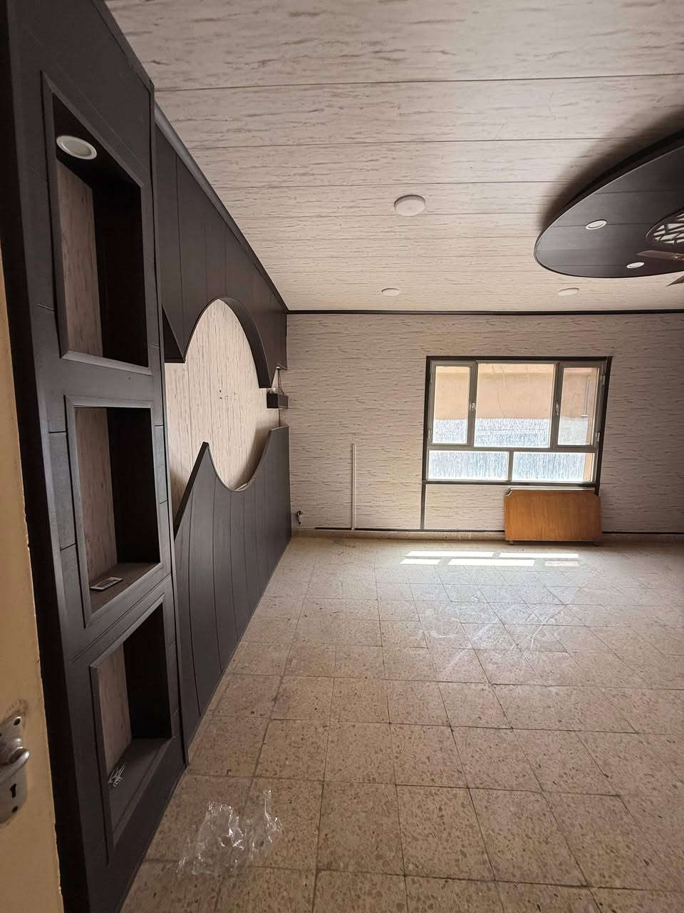 السلام عليكم 
بيت للايجار ...يصلح روضه أو مجمع طبي او مكتب او مؤسسه حكوميه 
مساحه الدار 400م الموقع الكرامه قرب بقاليه الفهنراوي شارع الكرامه 
اي استفسار او الاتصال على الرقم *********** واتساب @إشارة
