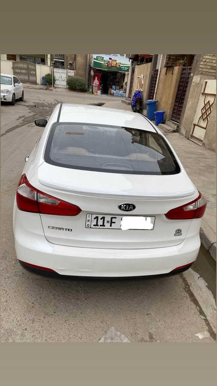 السلام عليكم.. كيا سيراتو 2014 (أبيض صدفي) للبيع 🚗✨
سيارة بيت ونظيفة جداً، جاهزة من كلشي وما تحتاج أي مصروف، ومواصفاتها كالتالي:
 الموديل: 2014
 اللون: أبيض صدفي مميز 🌟
 المحرك: 1600 cc (مرغوب جداً، اقتصادي ونشط)
 المشية: 150 ألف كم (حقيقي)
 الوضعية القانونية: السيارة باسمي، السنوية جديدة ونازلة ونافذة لغاية 2027 (تحويل ثاني يوم).
📌 المواصفات والجاهزية:
 تحكم ستيرن جهتين كامل.
 شاشة لمس تفاعلية.
 الكفالة: سيارة مكفولة كفالة عامة من كلشي (لغد، شاصي، صبغ، محرك، وكير) والحمد لله.

السعر 125 بيه مجال 
مكاني بغداد حريه  
رقم مبايل ***********
