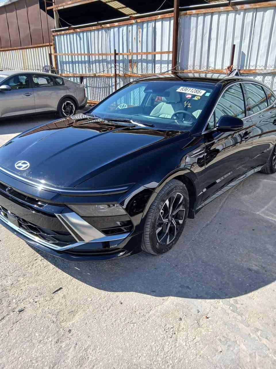 السلام عليكم سوناتا موديل 2025فئه سيل حادثه بنيد وجاملغ نفسهم نصبغن وبنيد مامفتوح بدون ايرباك في عمان حاليا مصلحه وجاهزه الي عنده كتاب شهداء أو بكمرك تدخل بسمه لمعرفه سعر اتصل ع رقم ***********
