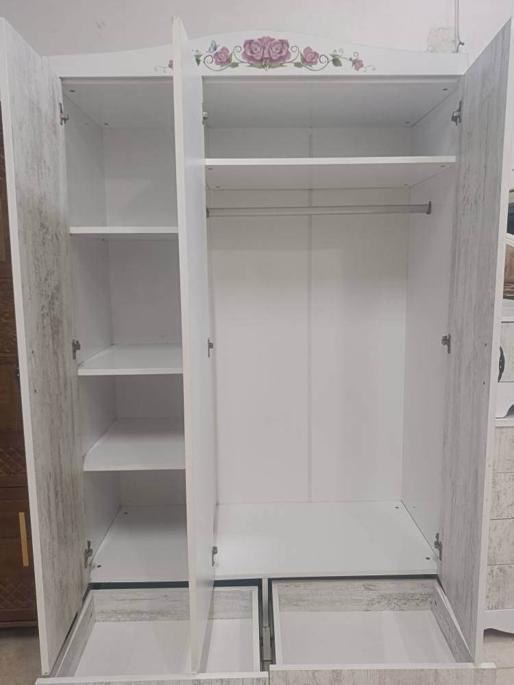 ئەم دوو کەنتۆرە3دەرگا زۆر پاکن لۆکن.هەولێر5عەسارۆک نزیک مەلەوانگای ئاریان.*********** أربيل, العراق
