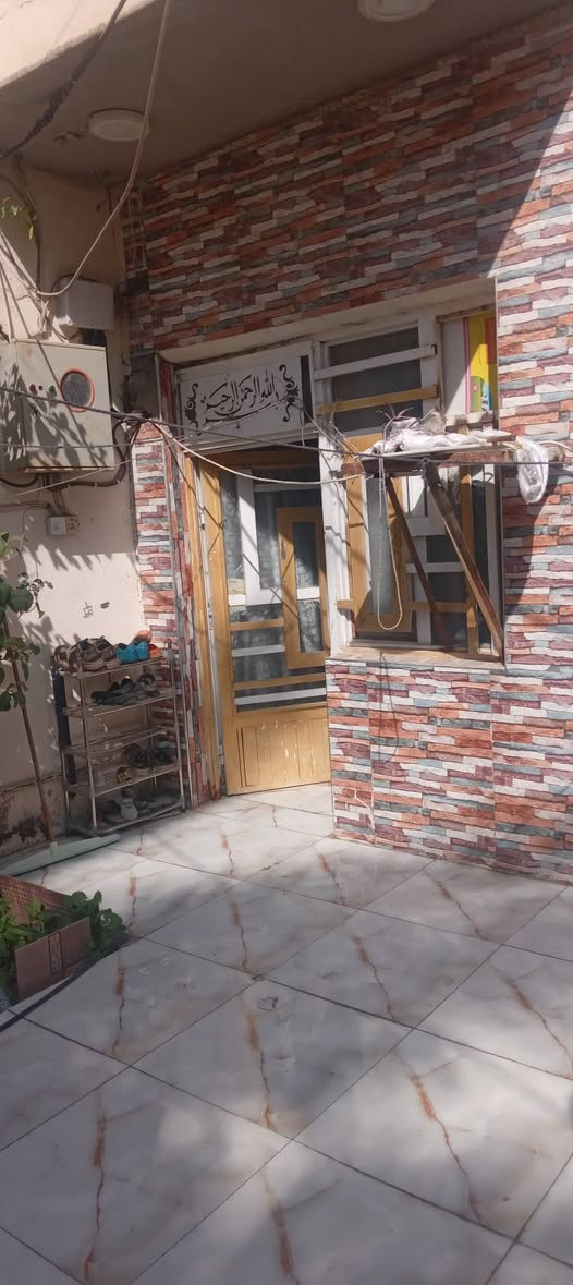 دار للبيع  طابو المساحة 130 الواجهية ٦ ونص النزال ٢٠ طابقين صحيات خارجية استقبال مطبخ غرفة الطابق الارضي وغرفة الطابق الثاني حمام مطبخ خارجي. البيت سيراميك +الارضيه بورسلين .العنوان الحي العسكري شارع نظوري الفرع الثالث قريب على المولدة ومدرسة السلام الاستفسار ع الخاص ..***********
