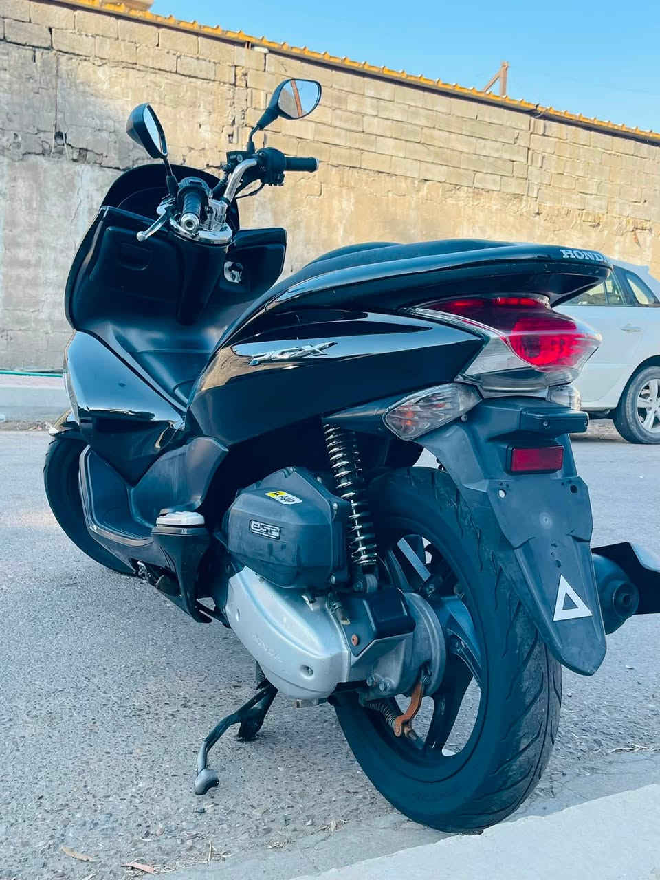 السلام عليكم للبيع دراجه pcxجيل اول مكينه 150 ماشيه ١٥الف دراجة  كلها ابلاديه شرط النضافه دراجهة مال رمبه صار الها شهر نازله من المعرض المديل 2016 ماخذها رمبه اوراق المعرض موجوده الدراجه على ايدي ياباني الاصلي دراجه جديده السعر 1500سكن بغداد كرخ ***********
