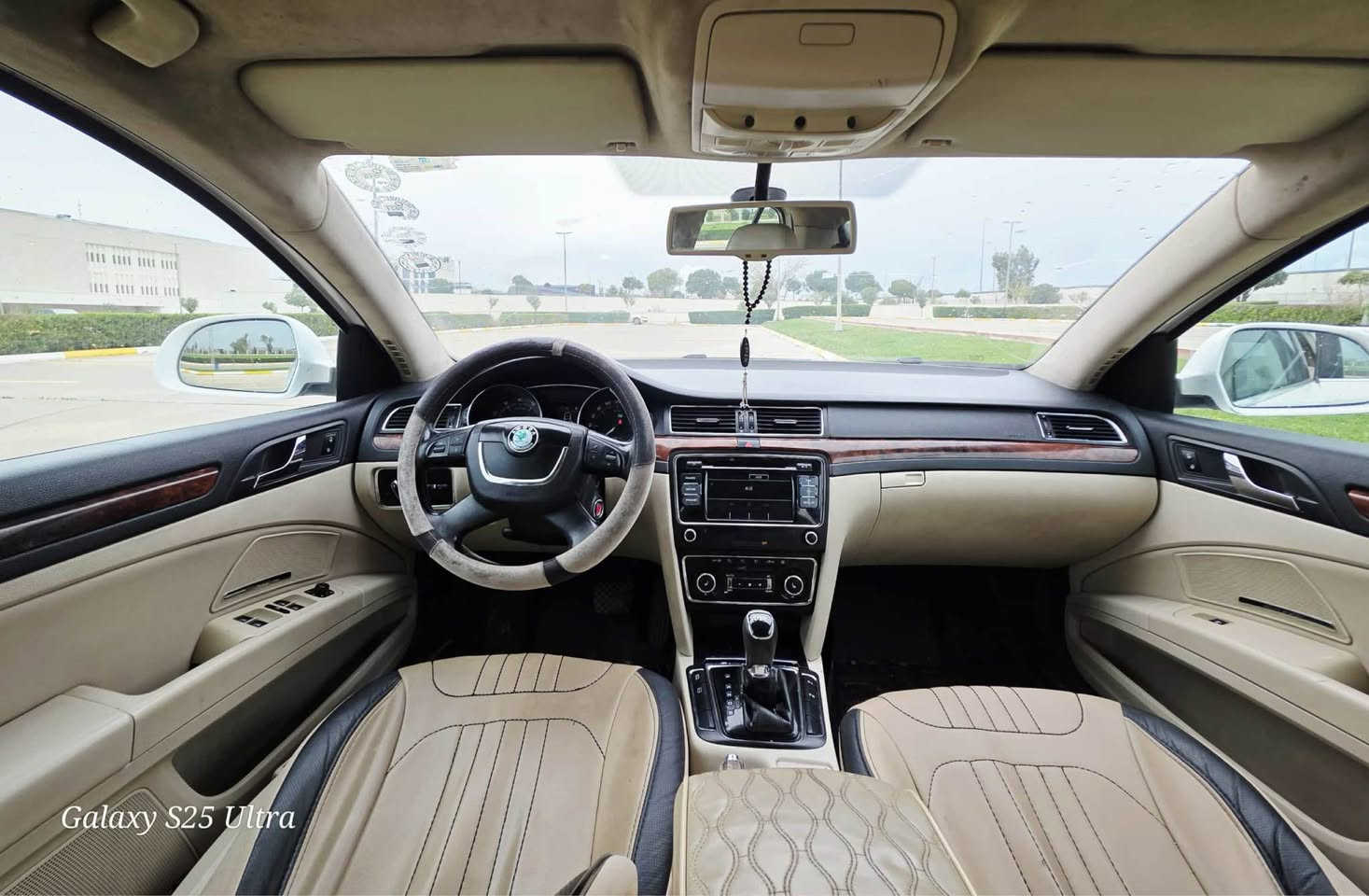 سـکـۆدا  سـوپربــي
2013  فـوول مــواسـەفـات
‎کوشن هیتەر
مـەکـیـنـە 20و تـۆربۆ
گیر و مەکینە بەشەرت
‎کوشن کارەبای

‎ کوشن خە‌زن

‎ کوشن جلد و ناو زە‌رد‌ 

‎ ئاوێنە کارەبای 

‎ئاوێنە ئیشارەت و ژێر لایت

‎ئاوێنە هیتەر

‎ئاوێنە کۆنترۆڵ
‎ (واتە‌ لە‌ كاتی بە‌گ ئە‌خە‌وێت + بە‌ كۆنترۆلیش قە‌پات دە‌بێت ئاوێنە‌ی ھە‌ردوو لا)

‎ئاوێنە دژە تیشک

‎جام پەردە (٣ پە‌ردە)‌ 

‎جام کۆنترۆڵ (دادە‌خرێت و دە‌كرێتە‌وە‌ )

‎ھە‌روە‌ھا سیستە‌می داخستنی جام و سلاید لە‌ كاتی باران بارین ئە‌گە‌ر بیرت چوو بێت 

‎فلچە‌ ئۆتۆ

‎سیدی بۆكس 6 سیدی  ئوكس و بلوتوس میمۆری ھە‌روە‌ھا 10مکەبەرە واتە هەر دەرگایەکی پێشەوە سێ مکەبەرەو هەردەرگایەکی دواوەدوو مکەبەرەی پێوەیە

‎سڵایت کۆنترۆڵ (واتە‌ بە‌ كۆنترۆل داخرێ) 

‎سەقف سڵایت 

‎سەقف تاقەشەمسی 

‎لە‌ كاتی راگرتن لە‌بە‌ر خۆر ھە‌وای سارد دێنێتە‌ ژوورە‌ وە‌ 
‎بۆ ئە‌وە‌ی ناوی زۆر گە‌رم نە‌بێت 

‎ئۆتۆ پارک  (خۆی پارکین دەکات)

‎حاسە پێش و دوا 

‎بلاجیکۆر ( ئە‌توانی وای لێ بكە‌ی لە‌گە‌ل پێچ كردنە‌وە‌ش بۆ ئە‌و لای ئە‌تە‌وێت داگرسێت )

‎سێ شێوازی سندوق 

‎سندوق ئاسای

‎سندوق جانتای

‎سێیە‌م شێواز دە‌بێتە‌ كلكی دوپشك 

‎ھە‌روە‌ھا سندوق سحب

‎سستەمی دژە کحول واتە کەسێک مشروب لەڕێژەی یاسای خواردبێتەوە سەیارەکە ئیش ناكات یاخود ناتوانی خێرا شۆفێری بكە‌یت 

‎‏ESC سیستەم دژە وەرگەڕان واتە لە پێچ و لۆفە خۆی ڕاست دەکاتەوە 

‎سستەمی ساحیبە واتە هەربۆنێک هەر دووکەڵێک لەناوەوە بێت ئۆتۆماتیکی سەحبی دەکاتەدەرەوە

‎سستەمی دژە خلیسکان 

‎سستەمی کەمی هەوای تایەکان

‎سستەمی تەواو بونی بەنس

‎لایت کلینەر 

‎لایت زینۆن

‎لایت کارەبای

‎لایت ئۆتۆماتیک 

‎واتە لەهەوراز لایتەکان بۆخوارەوە دەچەمێتەوە بۆ بەرو خواریش لایتەکان بۆسەرەوەبەرزدەبێتەوە

‎هەروەها لەشەوی تاریک و کەشو هەوای تەم خۆی دادەگرسێ 

‎تە‌بریدی سایە‌ق و سە‌كن جیایە‌ دە‌توانی لای سایق سارد بێت لای سە‌كن گە‌رم 

‎تەبرید مەرکەزی 

‎١٠ ئێرباگ  

‎ئێرباگ قوفڵ واتە دەتوانی قوفڵی کەیت لەکاتی حادیسە ئێرباک نەتەقێت

‎وە‌ ھە‌ندێك مواسە‌فاتی تر كە‌ نە‌م نوسیوە‌ 

‎٦ گێر DSG مە‌رخوب
سعري  ٦٩ مـعـامـەلـە
حیزامە بۆ جوانی بێ لیدران
سەیارەکە لە هەولیرە
‎پاتری تازە
تکایە ئەگەر موشتەری نیت  پەیوەندی مەکە
***********
واتساپ *********** أربيل, العراق
