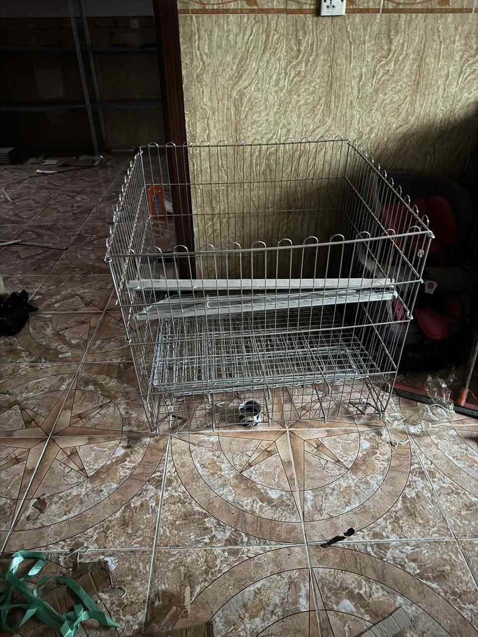 للبيع موجود في شيخ الله
ستاندات حديد كل ستاند اربع رفوف

العدد 15 ستاند 

سلة عدد 6

كرسي عدد 2

مكتب عدد 2

طاولات عدد 5

 سكك حديد 

للتواصل على الرقم واتساب :

***********
