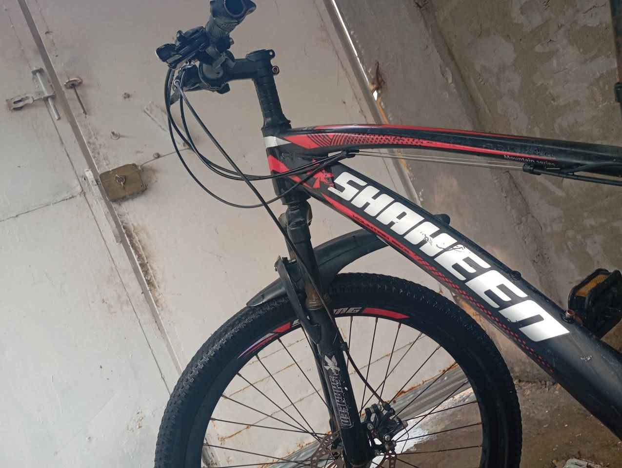 بايسكل جبلي كيمو للبيع 
حجم 26 
تايرات عريضة ودبلات شغالات
سستم بدالات كامل شيمانو ياباني الاصلي 
مكينة خلفية 7 نمر شغالة والوسط 3 نمر 
بايسكل خفيف وسريع وكامل 
يحتاجلة واير بريك وستاند وترتيبات بسيطة 
السعر 60 الف 
مكاني ديوانية حي الفرات 
*********** واتساب او اتصال
