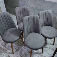 ميز يتكبر • ٤ كراسي • ضربة بسيطة