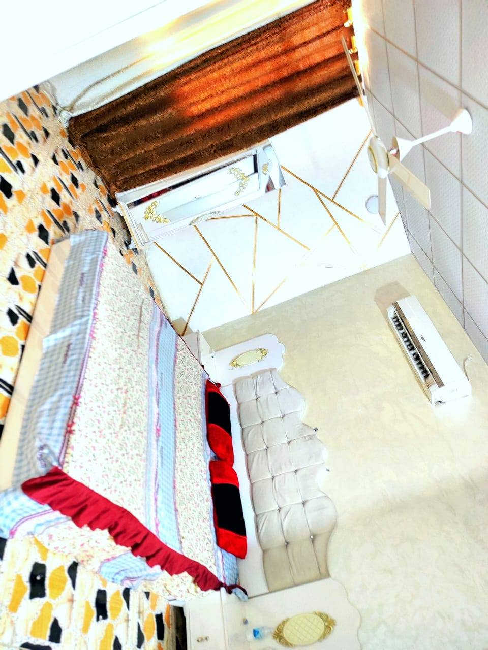 السلام عليكم دار للبيع المساحة  100م  حي  السلام التفلصيل  اتصال على الرقم (***********) السعر 180  مليون

