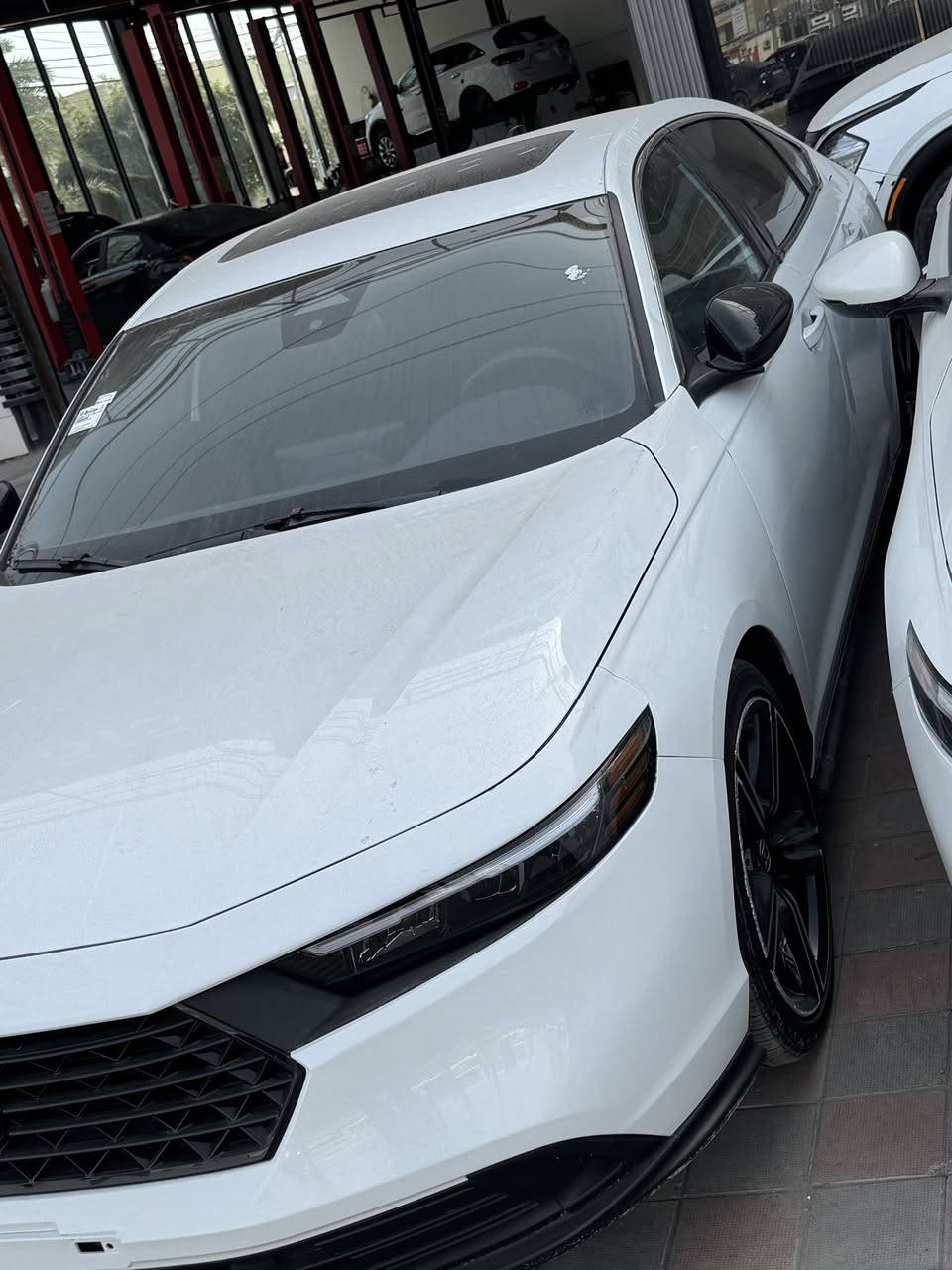 🔥 للبيع 🔥
هوندا اكورد SPORT-L هايبرد 2024

نوع المحرك: هجين، يتكون من محرك بنزين سعة 2.0 لتر ومحركين كهربائيين.
القوة الإجمالية: 204 حصان.                                            عزم الدوران: 334 نيوتن/ متر.
نظام الدفع: دفع أمامي. 

 المواصفات الداخلية
شاشة تعمل باللمس. توافق مع Apple CarPlay لاسلكي.توافق مع Android Auto سلكي.منفذ HDMI.الشحن: شاحن لاسلكي متوافق مع تقنية Qi وشاحن USB C .فتحة سقف كهربائية.مقاعد جلدية.مقاعد خلفية قابلة للطي بنسبة 60:40.تحكم مناخي للمقاعد.نظام Honda Sensing:نظام الكبح لتخفيف الاصطدامات (CMBS).نظام المساعدة في الحفاظ على المسار.نظام الحد من مغادرة الطريق (RDM).نظام تثبيت السرعة التكيفي مع نظام تتبع السرعات المنخفضة (LSF+ACC).نظام الدعم للضوء العالي التلقائي.نظام كاميرا 360 درجة.مساعد الانتباه.فرامل كهربائية. مصابيح LED نهارية. 
مرايا جانبية كهربائية مع إشارات انعطاف.

السعر:188$
للتواصل والاستفسار: ***********
