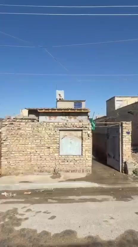 مشتمل للبيع مساحه 100مترمنطقة السكلات  ال15الف قريب للشارع  البيت اربع مراحل مدخلين استقبال اوحولي اومطبخ اوغرفه بلئخير اوبيتونه  بس الستقبال سندويج جديد ولباقي صب مسلح عوزه ابياض سعره 30 مليون رقم الهاتف ***********
