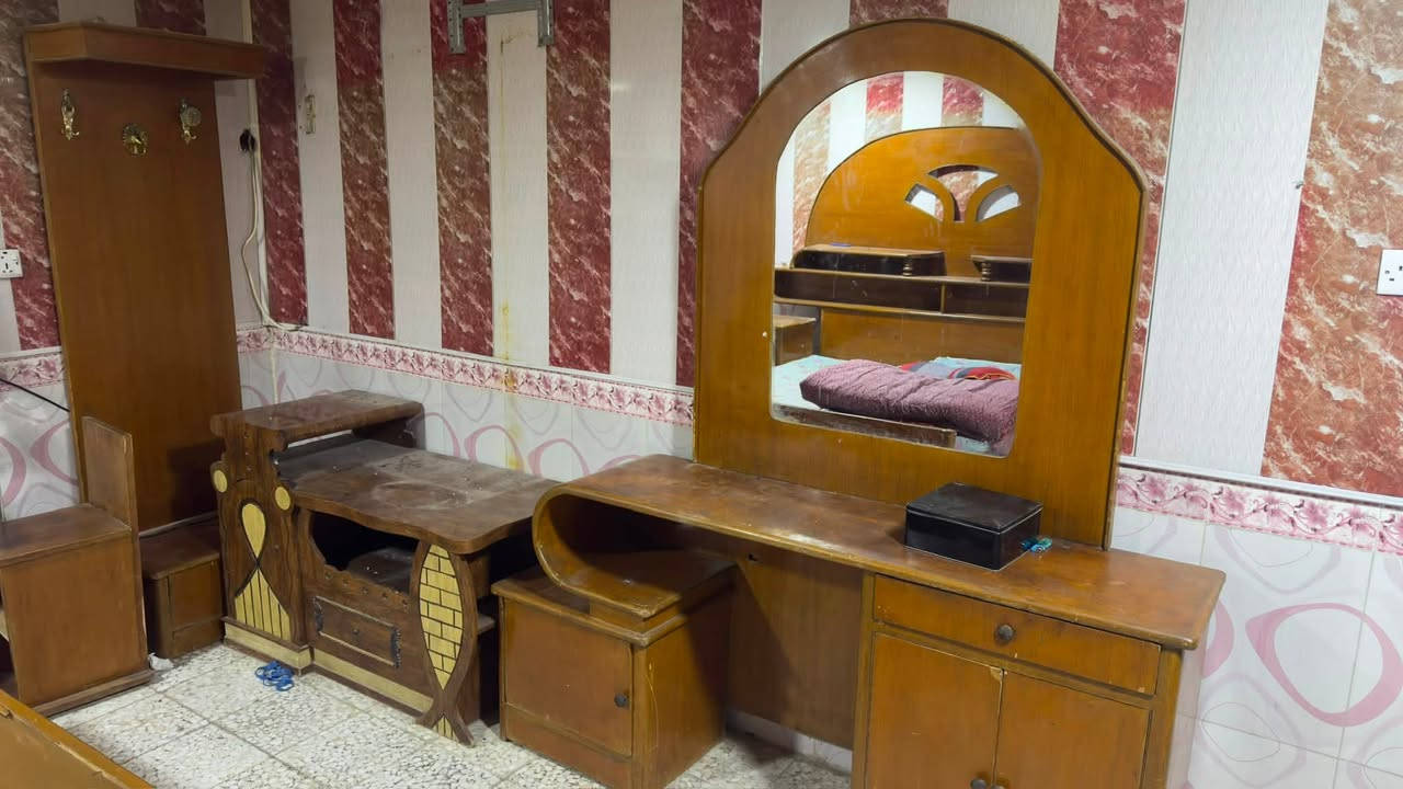 غرفه اخشاب للبيع سعر 200 وبيها مجال مكانه نواب الضباط رقم ***********
