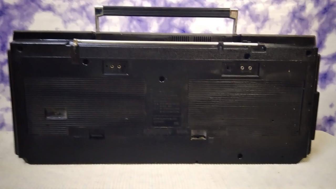 راديو مسجل ستريو ماركة SANYO
صناعة يابانية 
راديو 4 موجات مسجل وواكس شغال
السعر 75 الف
يوجد توصيل ***********
