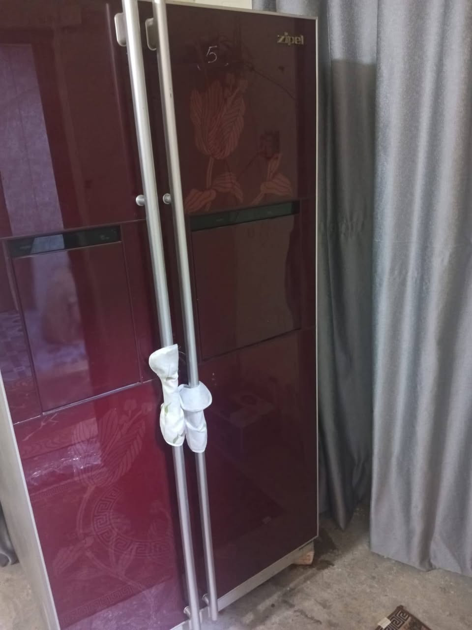 ثلاجه للبيع نظيفة اخذتها ب700 الف اريدها ب300 وبيها مجال بسيط عنوان الزعفرانيه التواصل خاص و رقم ***********
