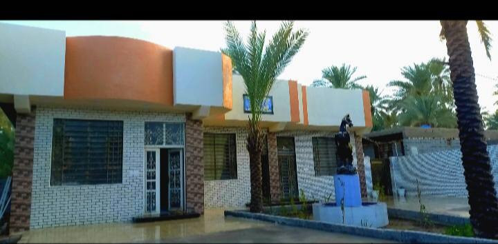 للبيع نص دونم مساحه 1250م 
كربلاء شارع السيده زينب الكنطره البيضاء شارع ابو طحين يتكون   من بيتين مساحة
 البيت الاول 340م مع مضيف 14م
البيت الثاتي200م 
مع ارض زراعيه حوالي 500م فيها نخيل عدد 20
للإستفسار 
***********
***********
