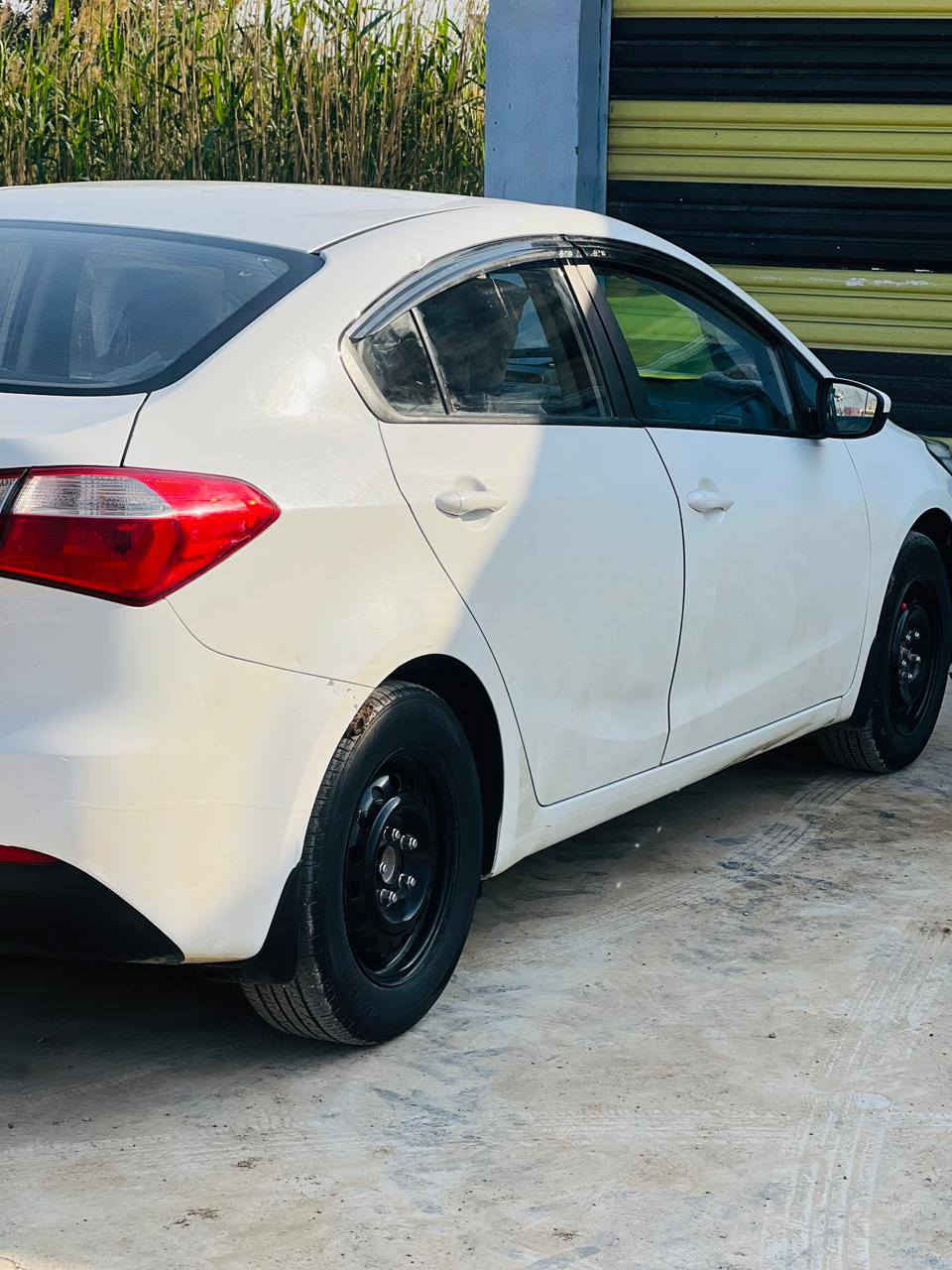 سلام عليكم
سيراتو ١٤ نص فول  خليجي
فتحه سقف
شاشه كار بلي
تحكم ستيرن 
تبريد قطعه 
مكينه ١٦٠٠
مكينه كير كفاله وضع شركه 
بيها جاملغ المامي مرشوش اثر شخوط وبارد كد شبر 
السونار مرفوق بل منشور سياره حلوه وجاهزه 
السعر ١١٨ وبيها مجال بسيط العنوان واسط الصويره 
***********
