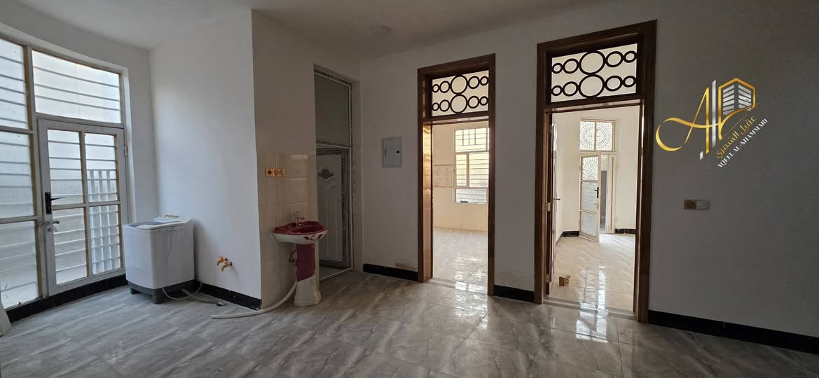 بيت للبيع بناء حديث بالمسيب حي المرتضى بالبداية 
المساحة ١٤٠ متر الواجهة ١٠
يحتوي على..
غرفتين نوم 
استقبال 
صالة 
مطبخ 
مجمعات صحية 
كراج + مناور 
السعر مناسب ٧٨ مليون قابل للتفاوض 
طابو زراعي سند ٢٥ تحويل مباشر 

عنوان المكتب: المسيب الشارع العام _فلكة الحي الصناعي مجاور ابو مروة للسيراميك 

عقيل الشمري 
***********
عباس الجنابي
***********
يوسف شلب
***********

#عقيل_الشمري #مكتب_قضاء_المسيب_للعقار #حي_المعلمين #بيت_للبيع #عقارات_العراق 

701
