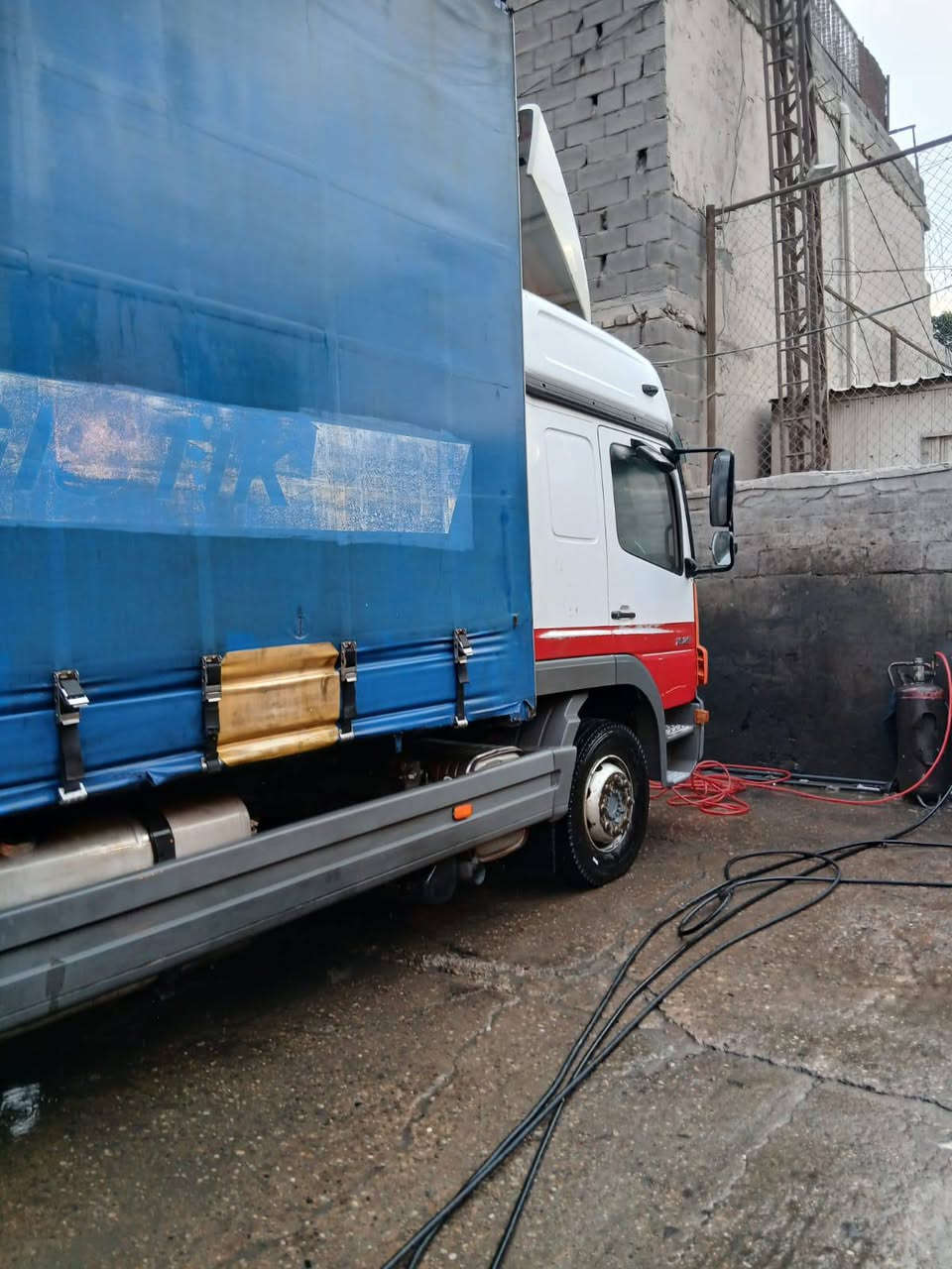 السلام عليكم ورحمه الله وبركاته عندي هذا البدي للبيع طول ٧ و٤٠ ارتفاع ٣ أمتار كاعيه خشب بلادي السعر ٢٠ وبيه مجال أي استفسار على الرقم *********** أبو مصطفى مكاني بغداد
