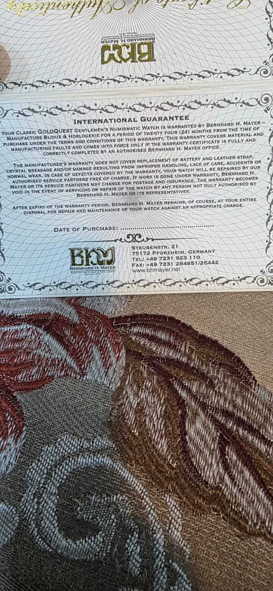 ساعه كولدن ويست من القطع النادره للبيع• الشركة المصنعة: Bernhard H. Mayer (منشأة سويسرية عريقة تشتهر بدمج فن صك العملات مع صناعة الساعات).
• اسم الإصدار: GoldQuest.
• سنة الإصدار: 2004.
• الإصدار المحدود: تم إنتاج 5000 قطعة فقط من هذا الموديل حول العالم، وساعتك تحمل الرقم التسلسلي 2560 من 5000.
المواصفات الفنية للساعة
• المعدن (الميدالية): تحتوي الساعة على ميدالية في المنتصف بقطر 20 ملم، مصنوعة من الذهب الخالص (Fine Gold) بعيار 999.9، وبوزن 2 جرام.
• جسم الساعة (Case): مصنوع من الفولاذ المقاوم للصدأ (Stainless Steel) مع طلاء ذهب عيار 3 ميكرون.
• الزجاج: ياقوت (Sapphire) وهو مقاوم للخدش بشكل كبير.
• الحزام: مصنوع من الجلد الطبيعي (Leather).
• مقاومة الماء: حتى عمق 30 متر (أو 100 قدم)، وهي مقاومة للرذاذ والاستخدام اليومي البسيط وليس للسباحة أو الغوص.
• الحركة (Movement): سويسرية الصنع (Swiss Made).
القيمة والأهمية
تعتبر هذه الساعة قطعة جامعي مقتنيات (Collector's Item) لسببين:
1. أنها إصدار محدود (Limited Edition).
2. أنها تحتوي على ذهب خالص في الميدالية الداخلية، مما يمنحها قيمة مادية مضافة إلى جانب قيمتها كساعة سويسرية.
الساعه جديده وغيره مستخدمه نهائيا مرفقه معها شهاده المنتج


**إذا كنت صاحب هذا الإعلان وتريد حذفه لأي سبب، رجاءا أرسل رسالة إلى الدعم الفني**