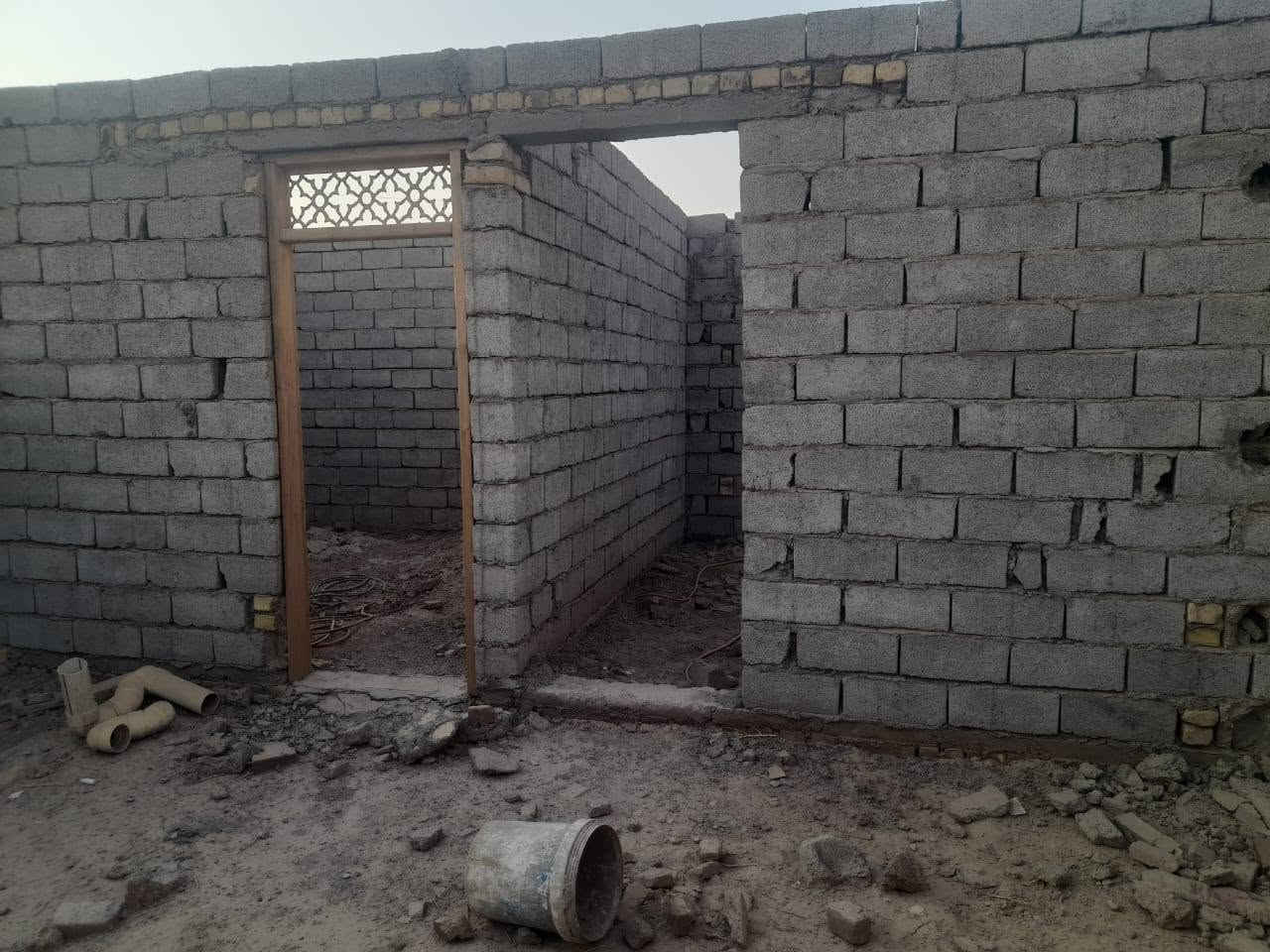 سلام عليكم هيكل البيع مساحته 200 بناأ بلوك يتكون من غرفتين نوم وصاله وحمامات داخليه مرقم وكامل من البلديه سند 25 قريب عن المدرسه السعر 18 وبي مجال للشراي نزله بيت زرزور يم المدرسه الجديده استفسار خاص مفتوح ***********
