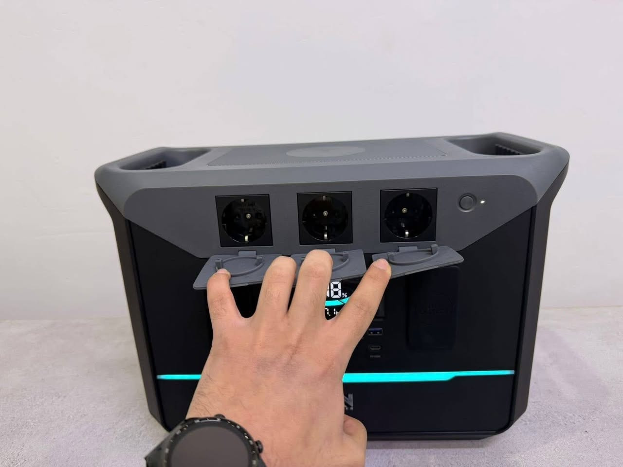 هذا الجهاز الظاهر في الصور يُسمّى محطة طاقة محمولة (Portable Power Station)، وهو عبارة عن بطارية كبيرة تُستخدم لتشغيل الأجهزة الكهربائية في أي مكان بدون الحاجة للكهرباء المباشرة.
🔌 ما وظيفته؟
تخزين الطاقة (مثل بطارية ضخمة
⚙️ مكوناته (حسب الصورة):
مخارج AC: مثل كهرباء البيت (220V)
مخارج USB: لشحن الموبايل والأجهزة الصغيرة
مخارج DC: لأجهزة معينة
شاشة رقمية: تبين نسبة الشحن (مثلاً 77%) والاستهلاك
زر تشغيل: للتحكم
🔋 طرق الشحن (كما بالصورة):
من الكهرباء (المقبس)
يشحن خلال حوالي 1.3 ساعة
كهرباء + طاقة شمسية
أسرع (حوالي 0.9 ساعة)
ألواح شمسية فقط ☀️
خلال حوالي 2.4 ساعة (حسب قوة الشمس)
🏕️ استخداماته:
الرحلات والتخييم
انقطاع الكهرباء
تشغيل أجهزة في أماكن بدون كهرباء
للطوارئ
👍 مميزاته:
محمول وسهل النقل
هادئ (بدون صوت مولد)
لا يحتاج وقود
آمن نسبياً
((((((( السعر  التواصل على خاص)))))))))


**إذا كنت صاحب هذا الإعلان وتريد حذفه لأي سبب، رجاءا أرسل رسالة إلى الدعم الفني**