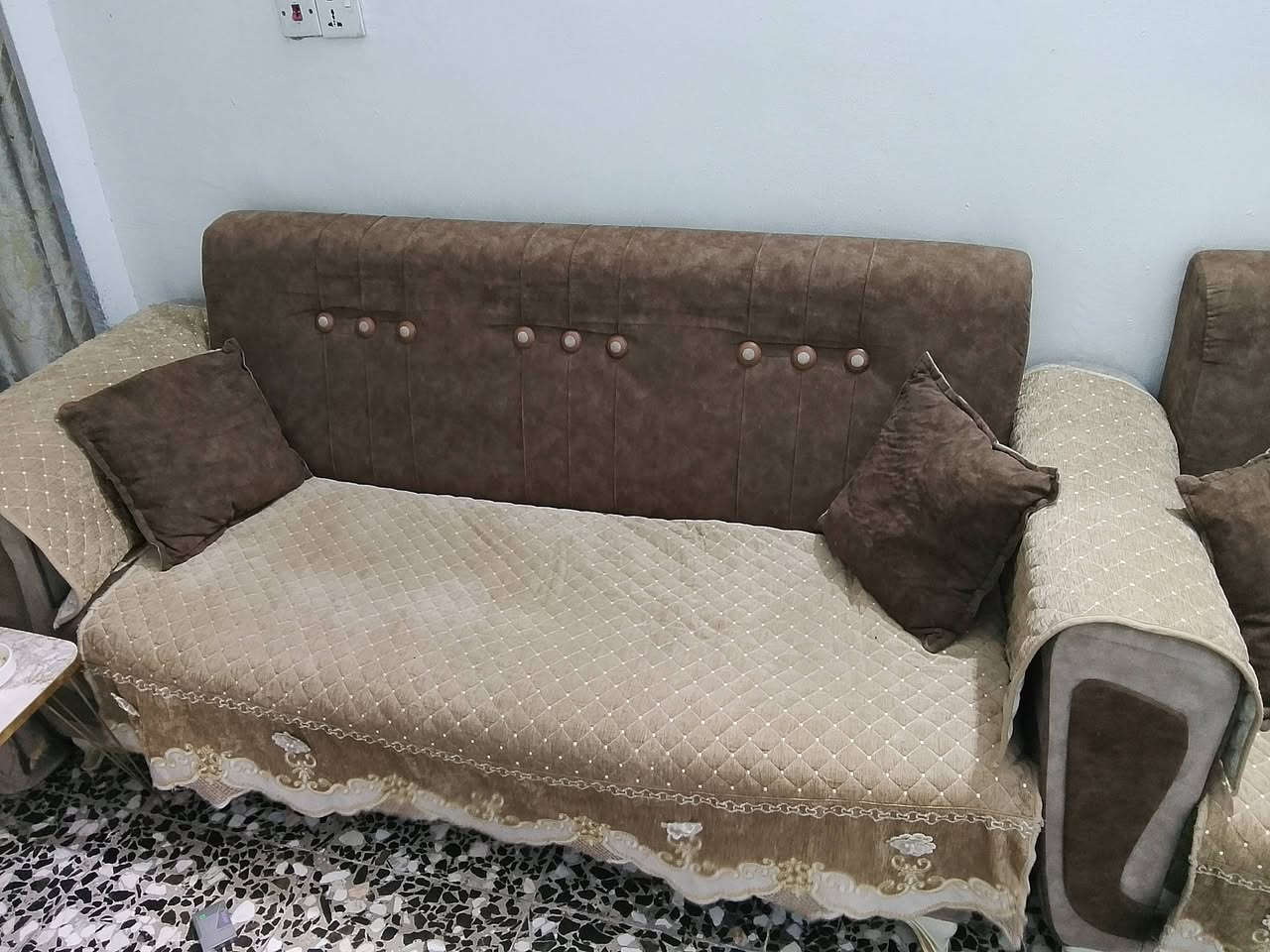 السلام عليكم ديوان عشر مقاعد للبيع المكان الزعفرانيه 
***********
