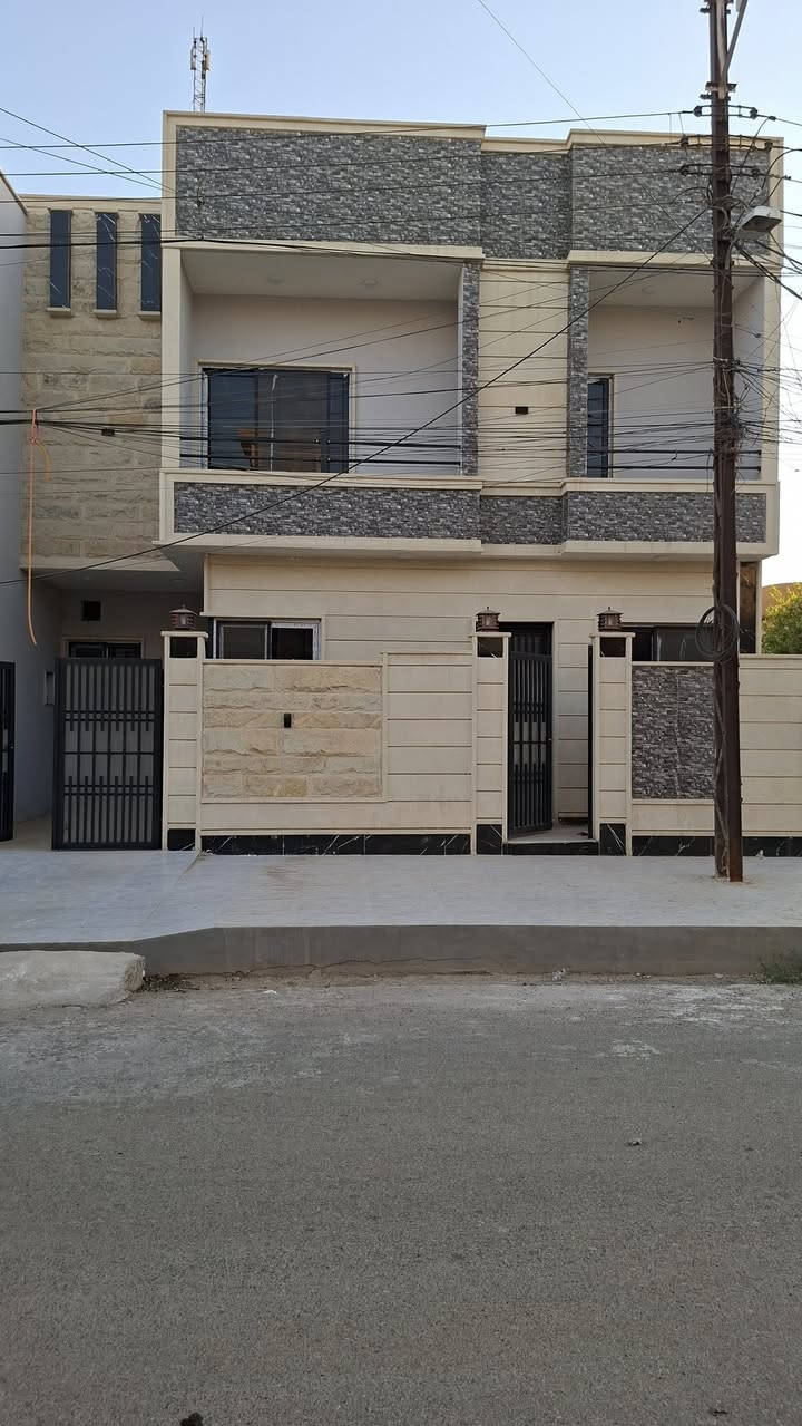 للبيع....للبيع
دار سكني ركن طابقين حي الصديق قرب مدرسة المبراءه مساحه 125 متر شارع عرض 12 متر
الطابق الأول 
1غرفه نوم..هول..استقبال..مطبخ..صحيات 
الطابق الثاني 
3غرف نوم..هول صغير..صحيات..بيتونه......السعر 245 مليون
للاستفسار الاتصال خاص او الارقام التاليه
***********...........***********
