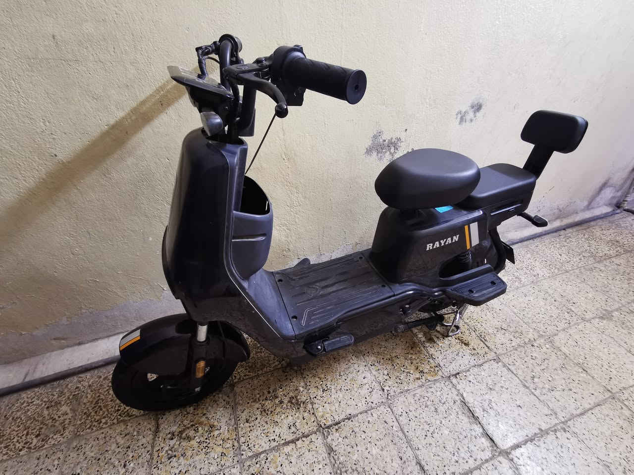 دراجه شركه الريان تالج اربع بطاريات سويجين وبصمتين وبيها انذار سرقه الدراجه حلوه ونضيفه مابيها اي نقص وياها شاحنه الاصليه. 
المكان بغداد الكاظميه 
السعر 350 وبيه مجال 
الرقم للتواصل ***********
