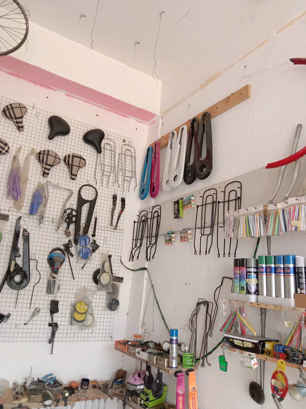 محل باسكلات ودراجات متكامل من كلشي  بل ديواني سنيه للبيع ابعيع بي غراض عل جرد محل ايجار 