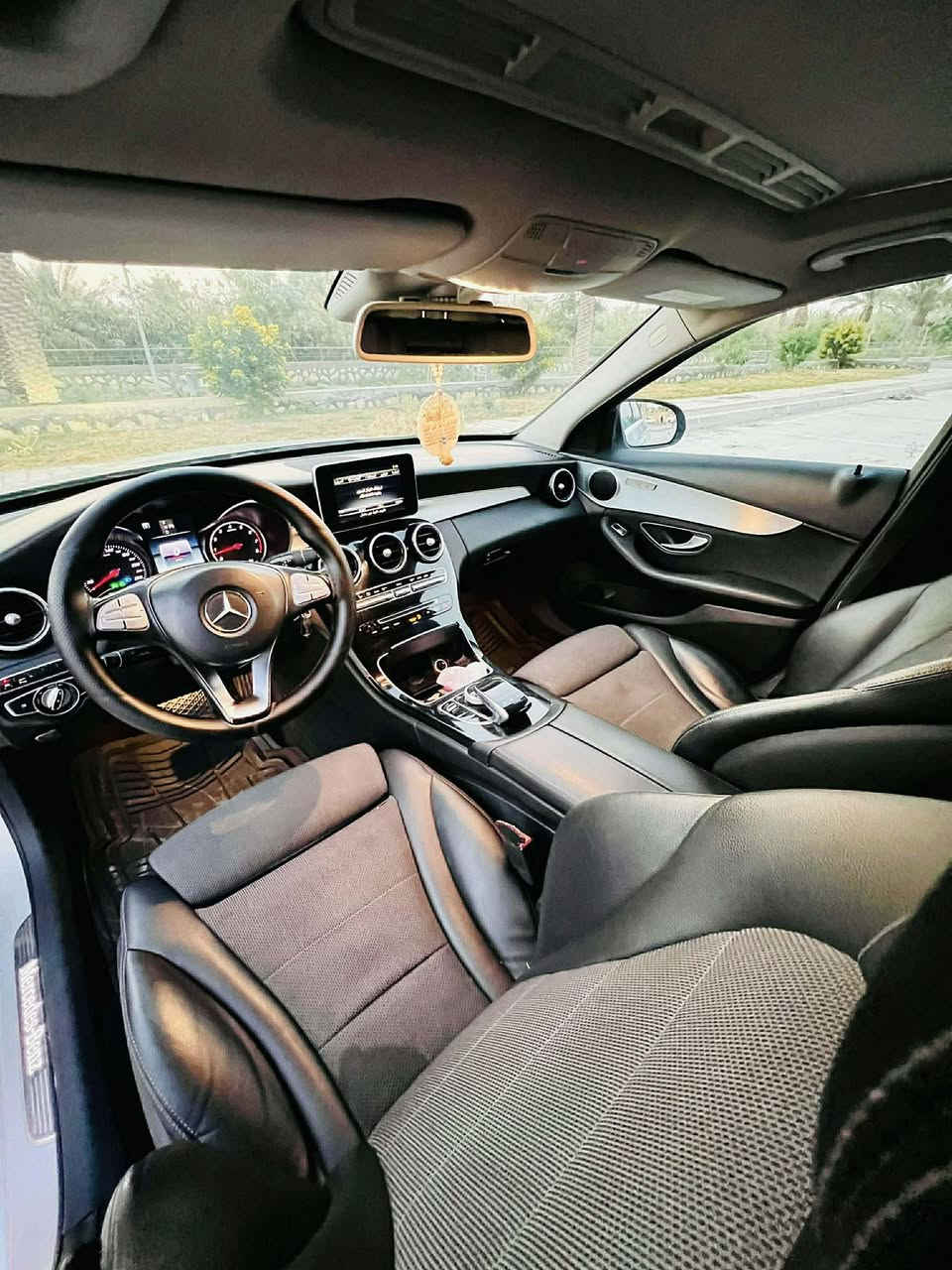 السلام عليكم
مرسيدس c class 200 
موديل 2016 كفالة :
محرك كير شاصي بدنه مكفولة مـن ڪُلشـي 
ماعدا مكان بسيط بقبق الجنطة موضح بالصورة 

المواصفات الخليجي : c200 تجي فتحه سقف 
محرك 2000 تيربو طيارة ✈️ 
كشنات جلد تدفئة كشنات كهرباء 
رادار امامي + بريك تلقائي مانع تصادم 
نقاط عمياء حساسات 360 د
اوتو ستوب + 5 انظمة قيادة 
هاند بريك بصمة 
ايقاف تشغيل المحرك عند التوقف (نظام اقتصادي )
و هواي مواصفات معروفه بالسيارة 

السيارة نضيفة حيل تفحص كلشي وتقتنع 
حدادية جديدة قبل شهر بدلتها 
قطع المانية بالكامل 
ماعايزها ربع السيارة تشغل وتطلع 
تحويل او وكالة 
السعر تم تخفيضه 183$ 
التواصل ع رقم ***********
